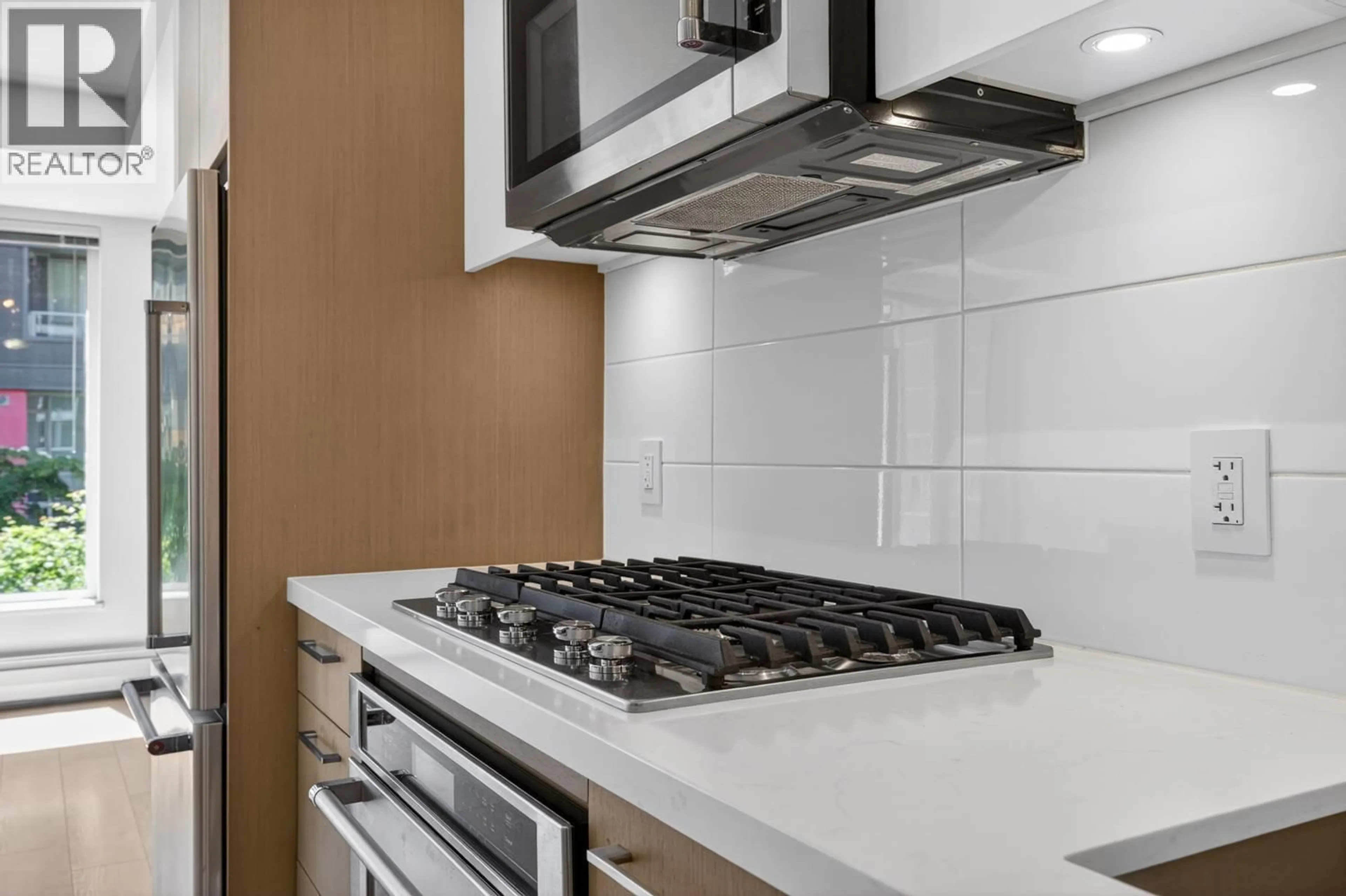 Standard kitchen, ceramic/tile floor for 304 - 384 1ST AVENUE, Vancouver British Columbia V5T0G5
