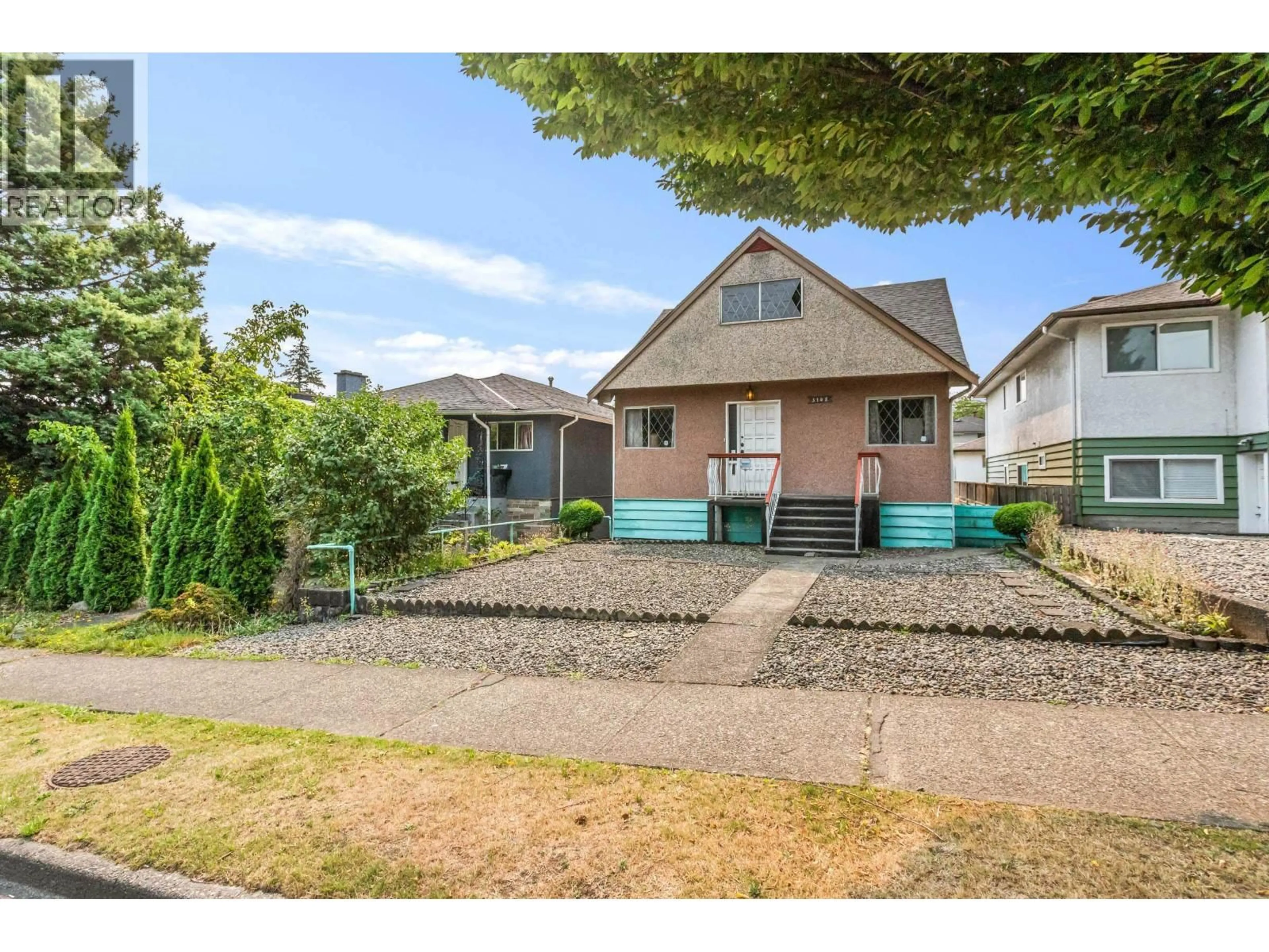 A pic from outside/outdoor area/front of a property/back of a property/a pic from drone, street for 3148 1ST AVENUE, Vancouver British Columbia V5M1B5