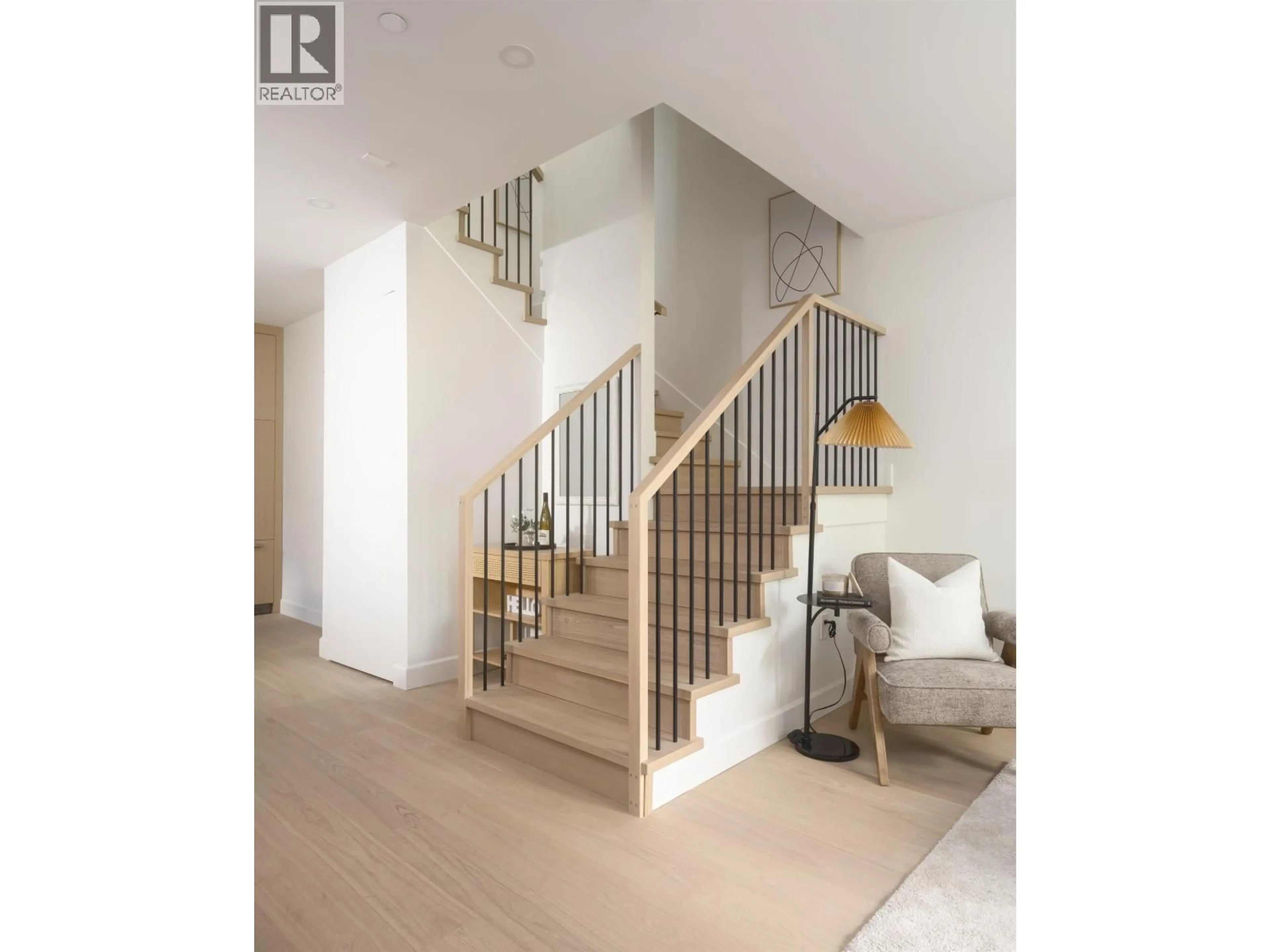 Stairs for 922 16TH AVENUE, Vancouver British Columbia V5T2V9