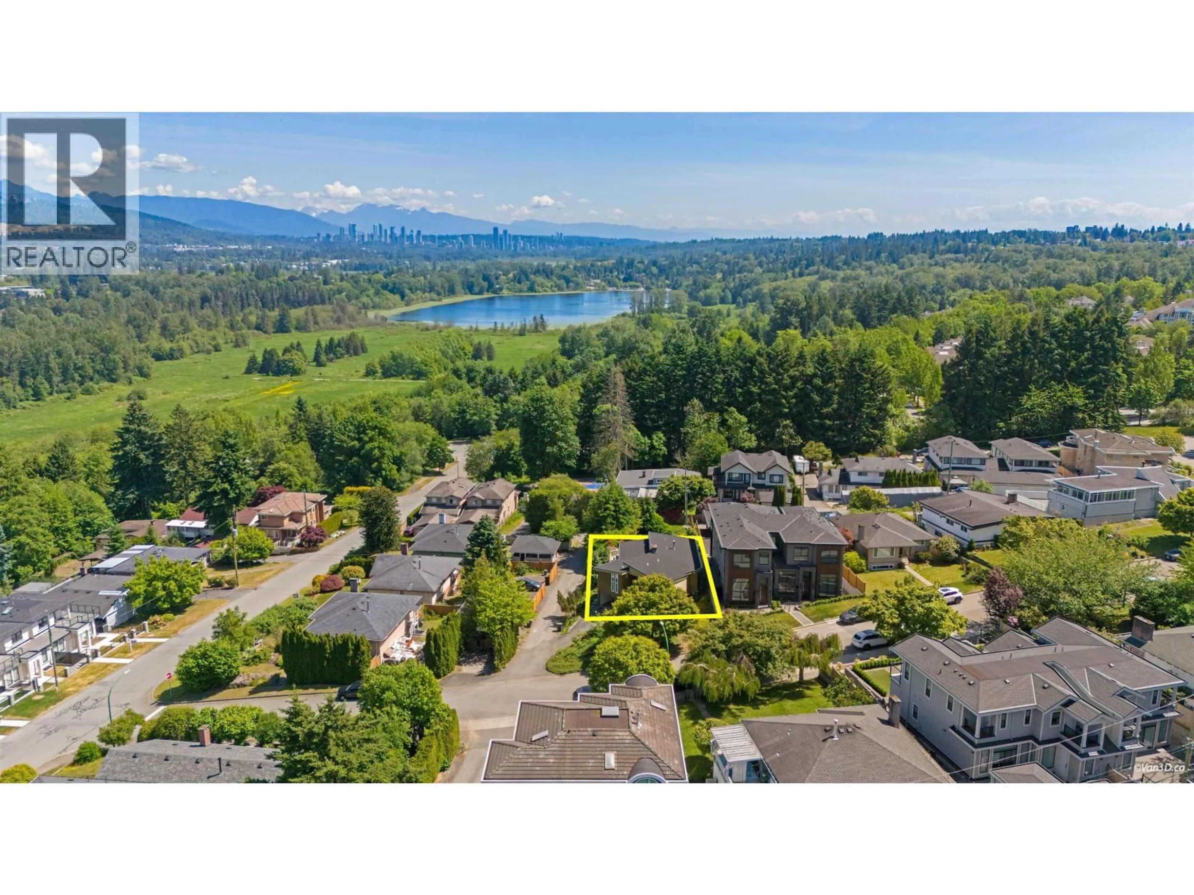 A pic from outside/outdoor area/front of a property/back of a property/a pic from drone, water/lake/river/ocean view for 5578 OAKGLEN DRIVE, Burnaby British Columbia V5H3M5