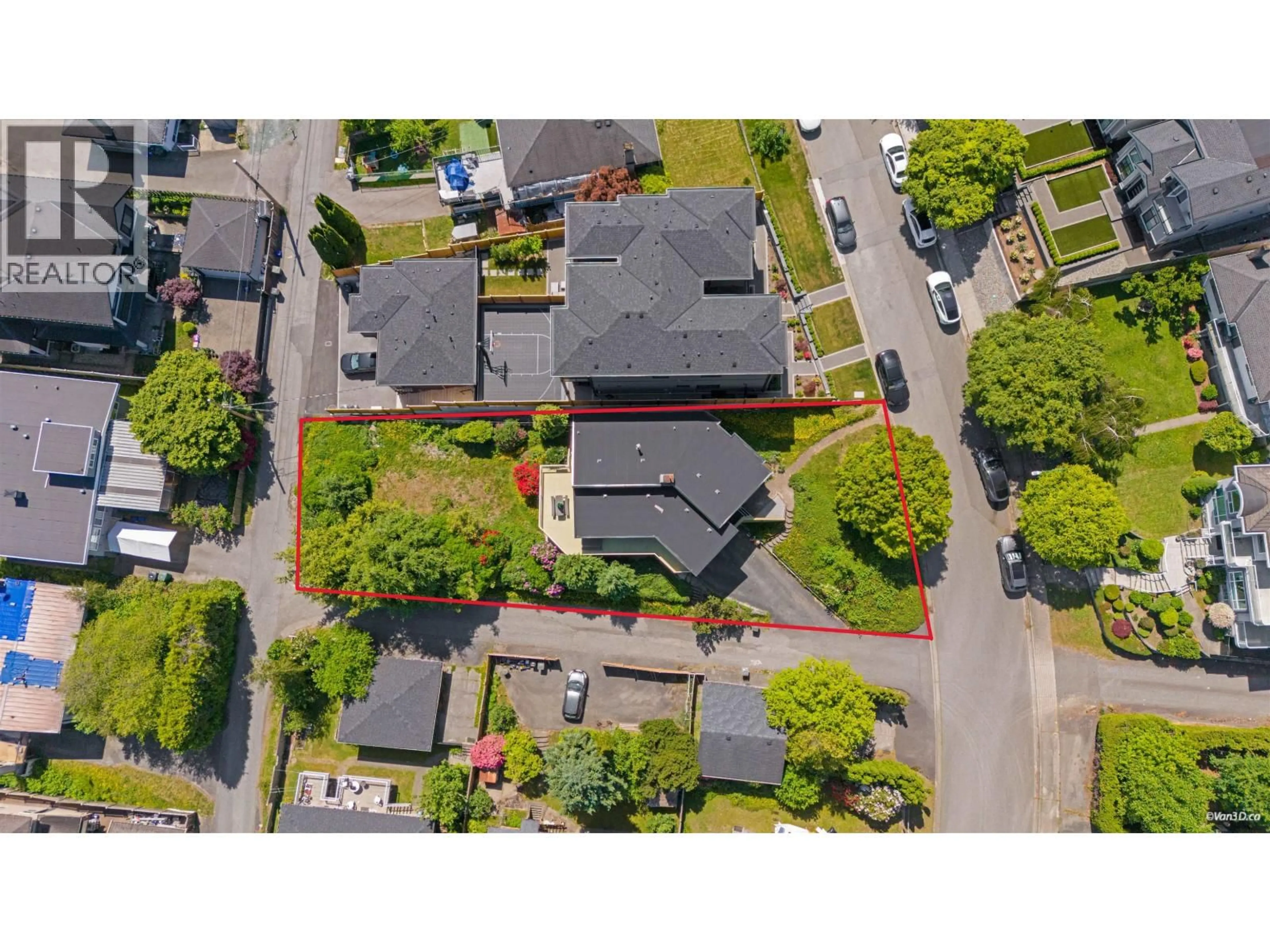 A pic from outside/outdoor area/front of a property/back of a property/a pic from drone, street for 5578 OAKGLEN DRIVE, Burnaby British Columbia V5H3M5