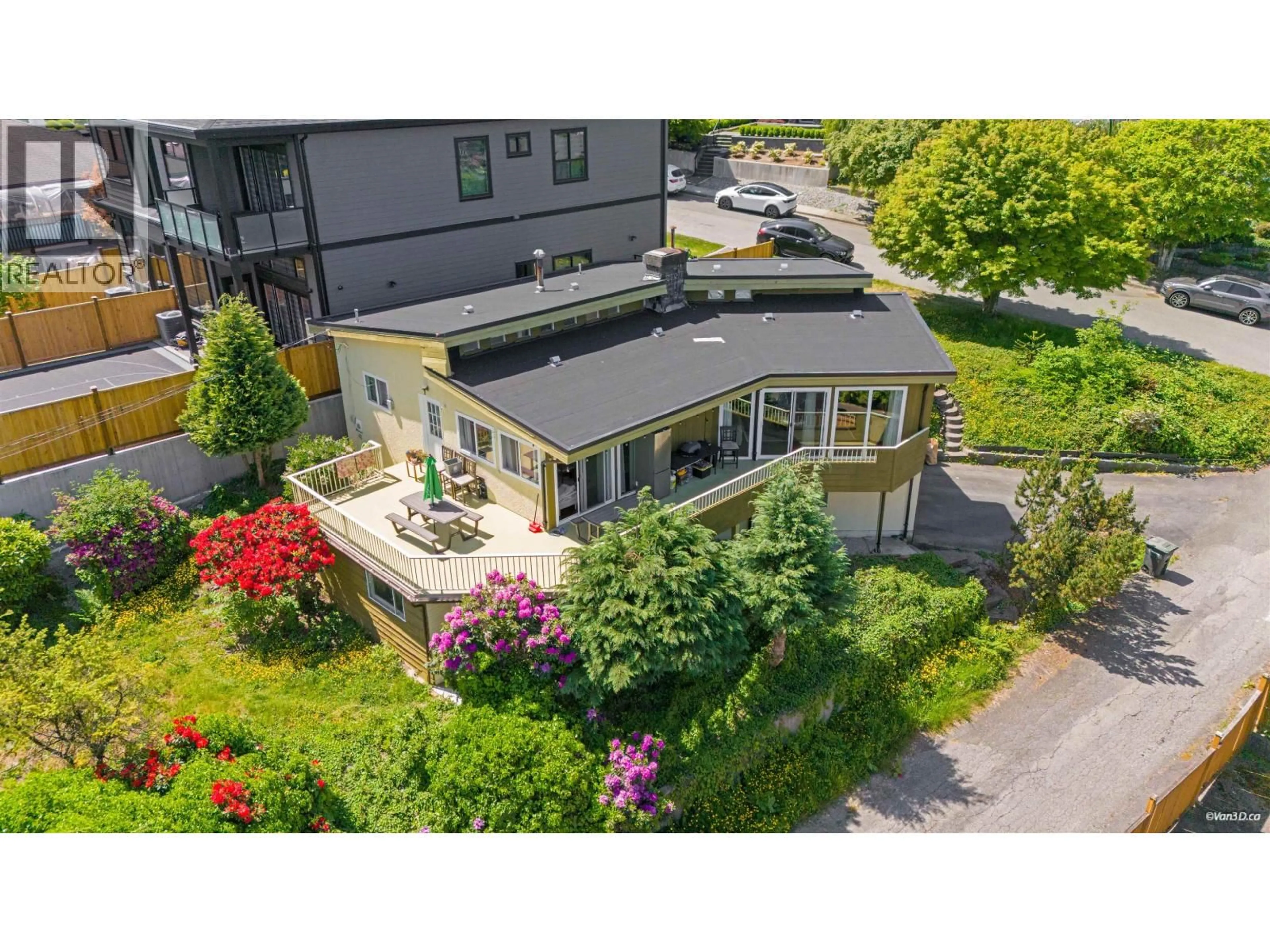 A pic from outside/outdoor area/front of a property/back of a property/a pic from drone, street for 5578 OAKGLEN DRIVE, Burnaby British Columbia V5H3M5