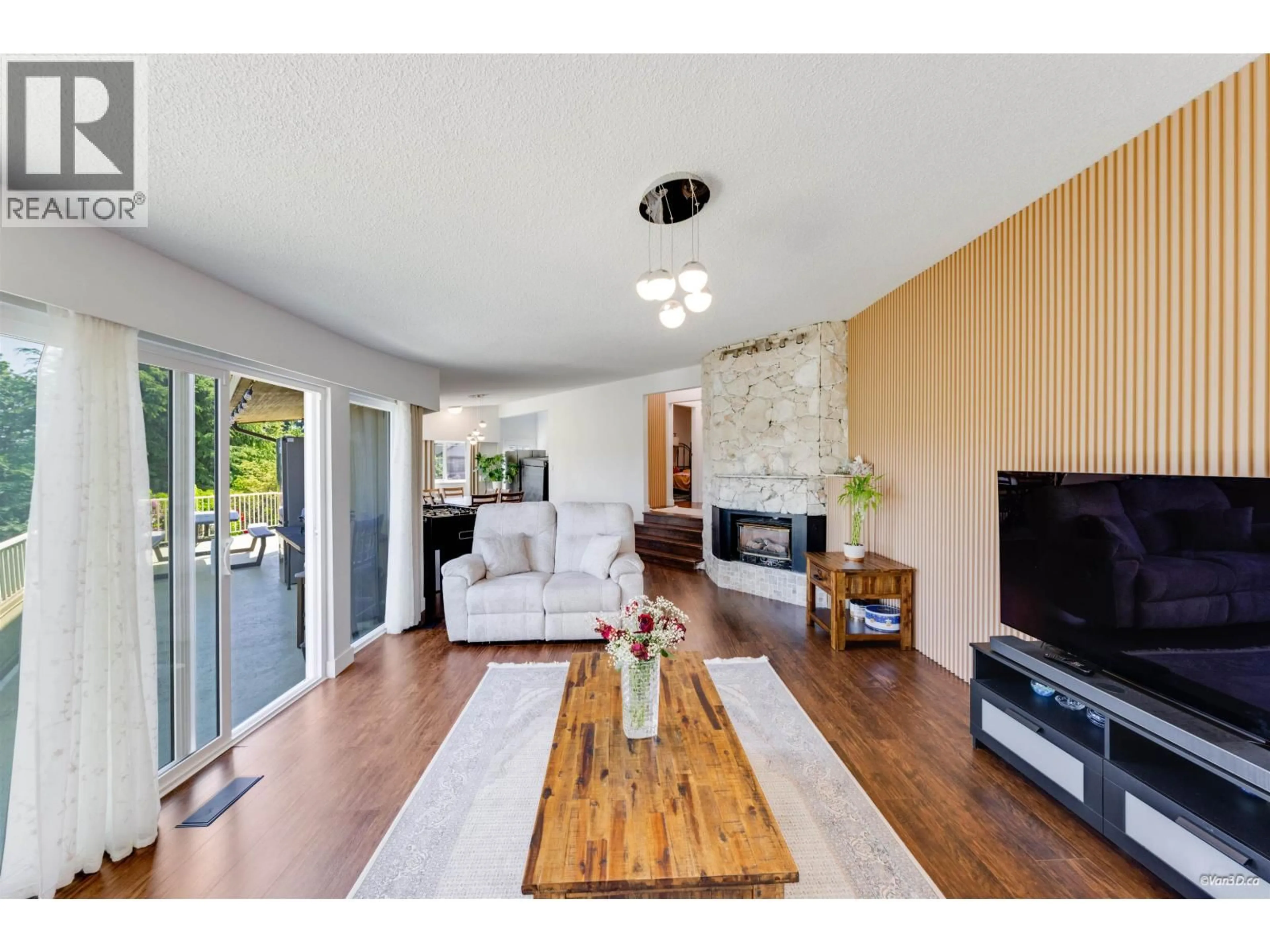 Living room with furniture, wood/laminate floor for 5578 OAKGLEN DRIVE, Burnaby British Columbia V5H3M5