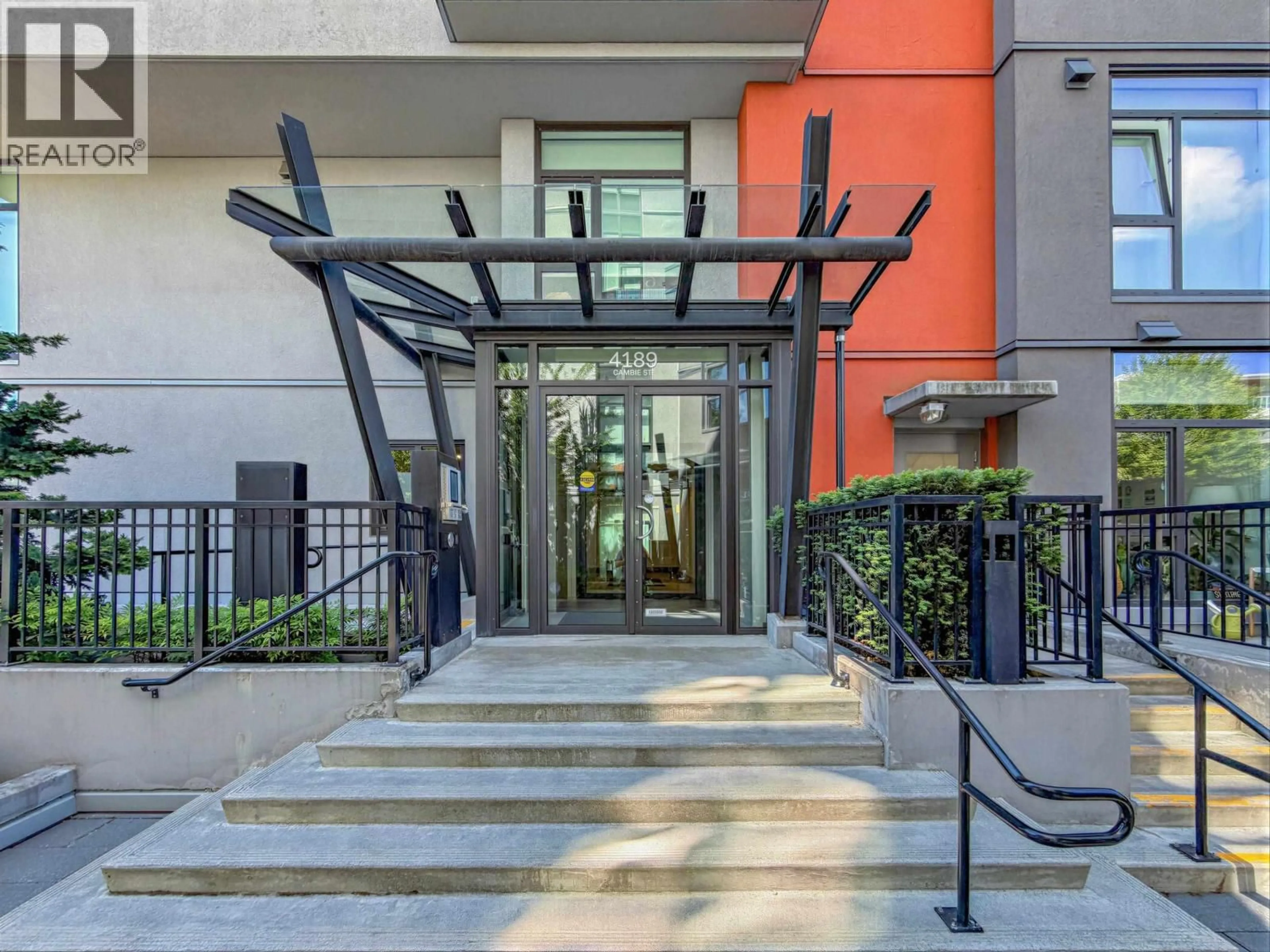 Indoor entryway for 402 - 4189 CAMBIE STREET, Vancouver British Columbia V5Z2Y2