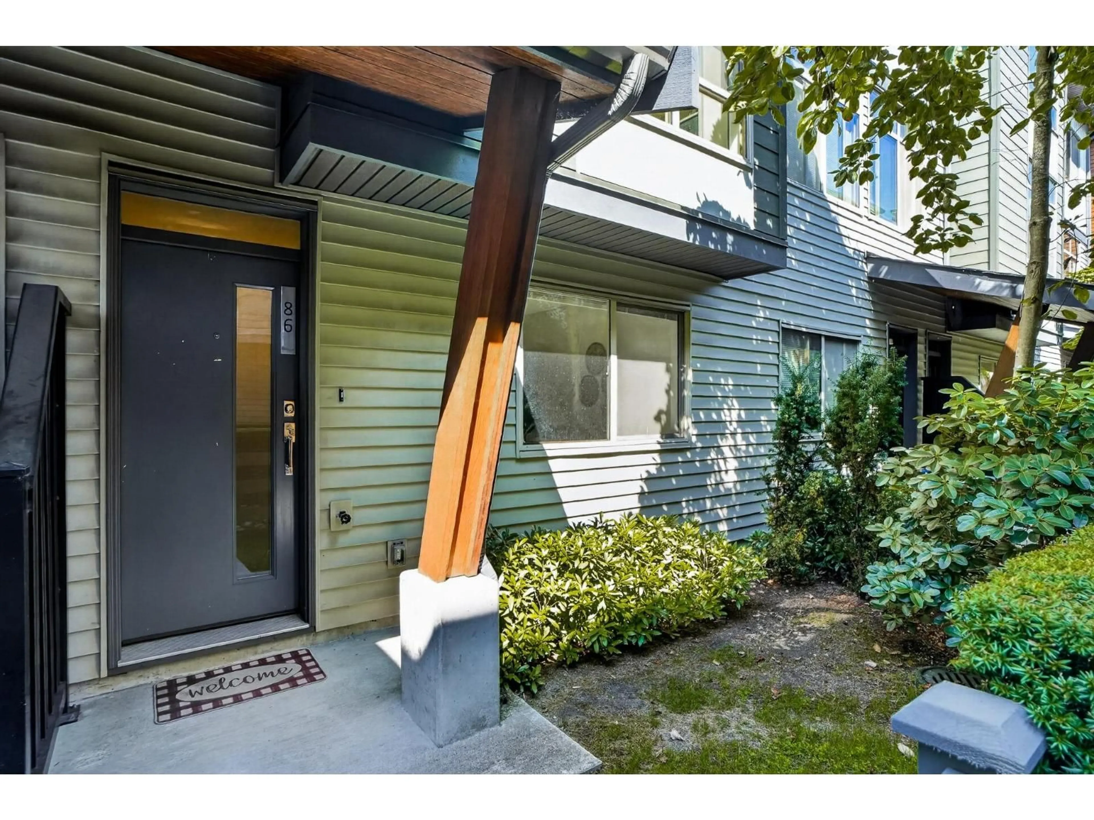 Indoor entryway for 86 - 8473 163 STREET, Surrey British Columbia V4N6M7