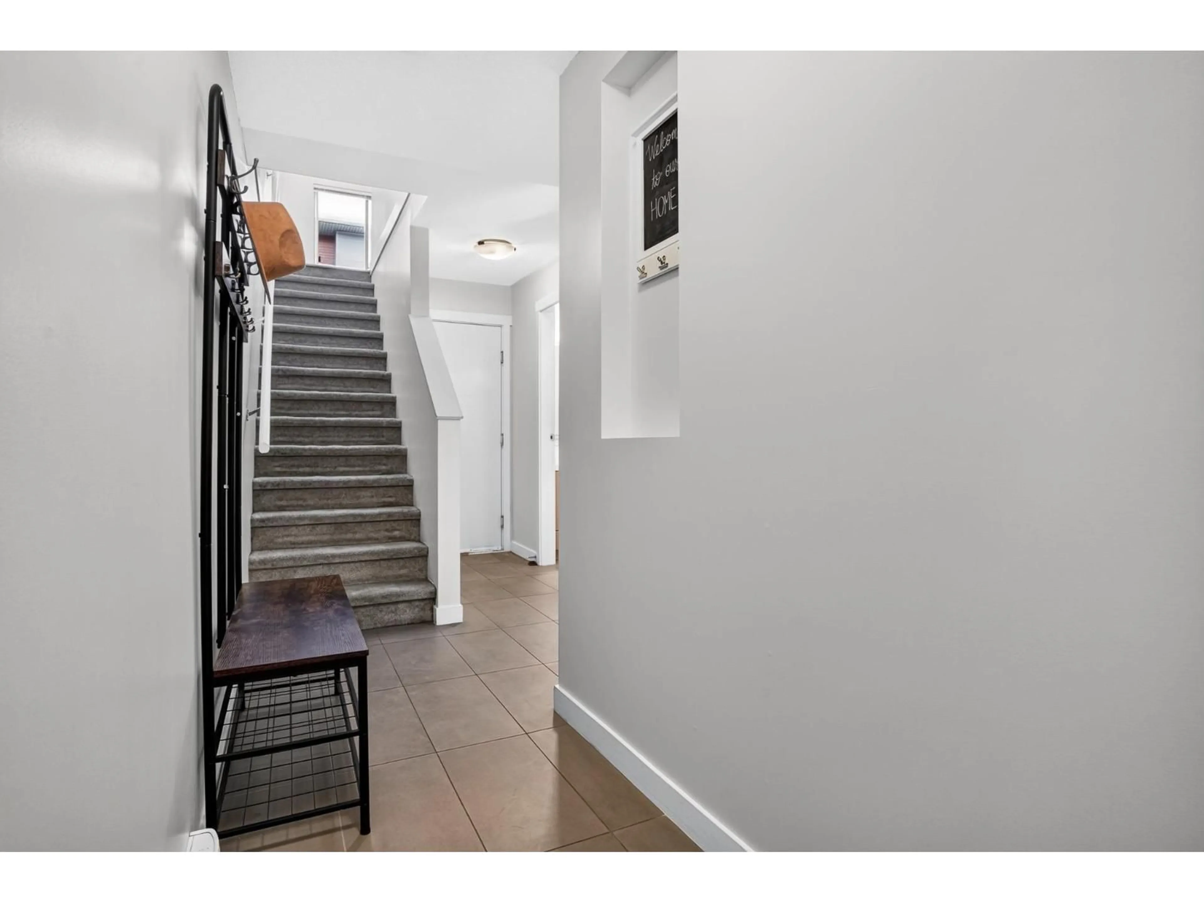 Indoor entryway for 86 - 8473 163 STREET, Surrey British Columbia V4N6M7
