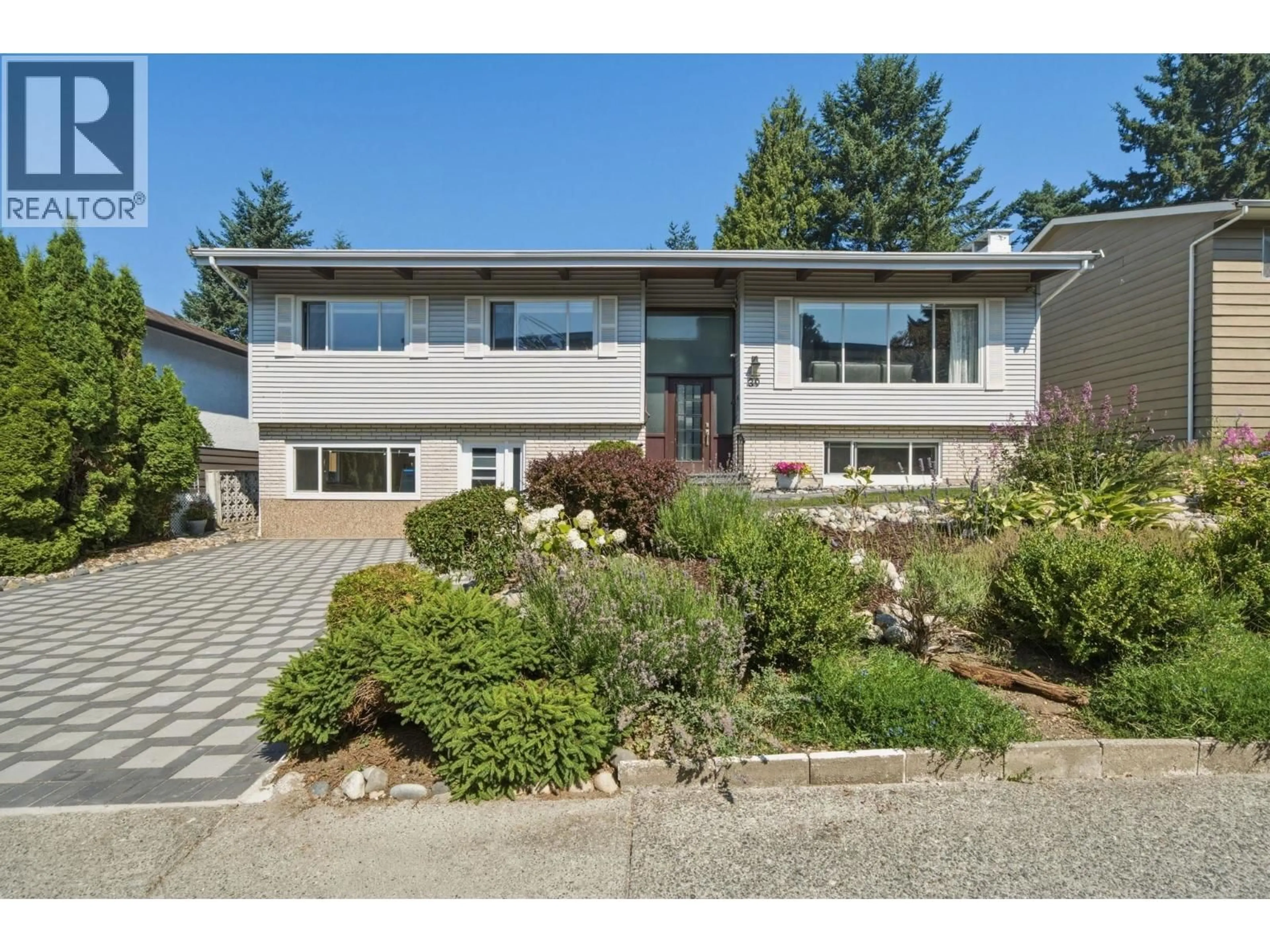 Home with vinyl exterior material, street for 39 MOTT CRESCENT, New Westminster British Columbia V3L4L8