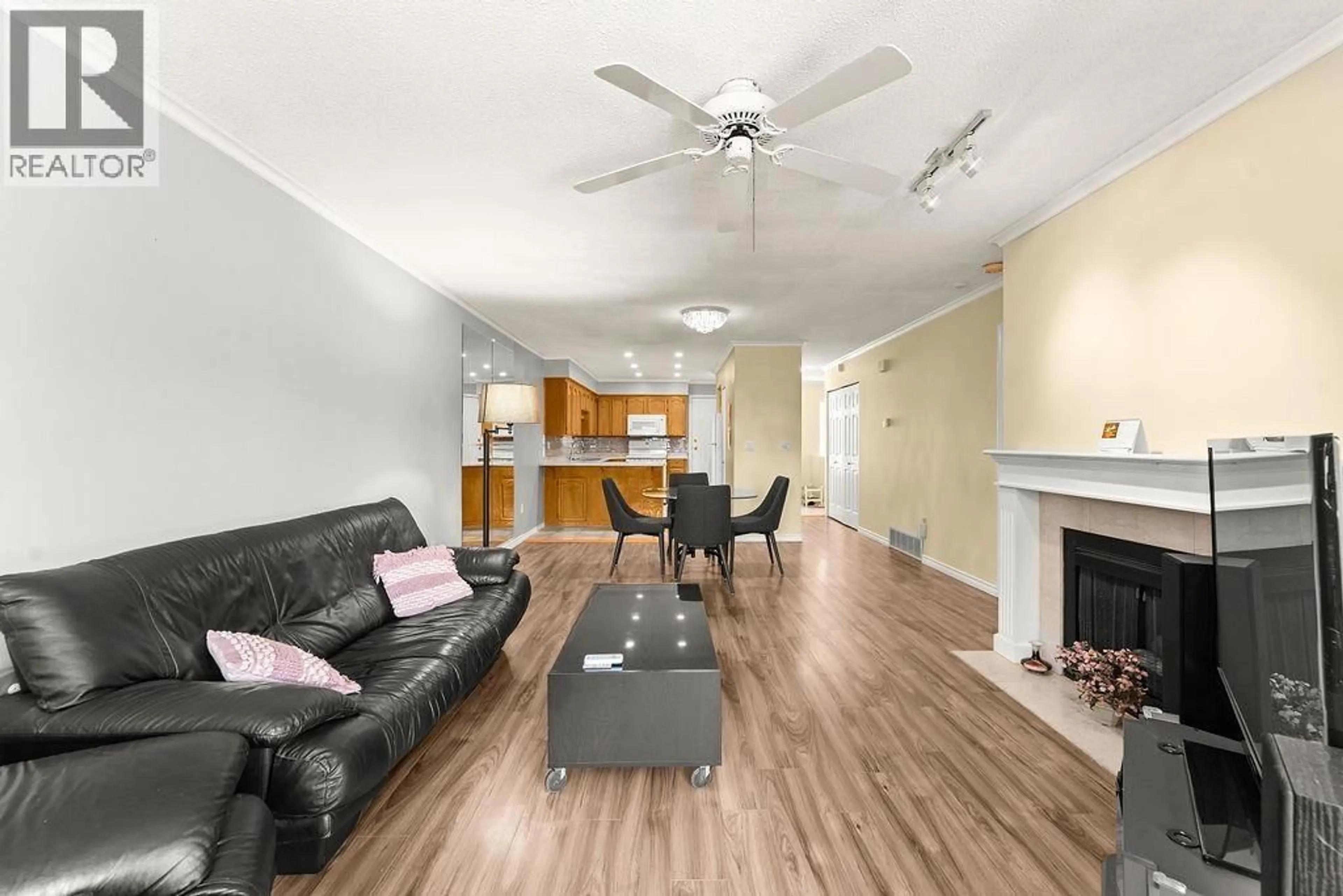 Living room with furniture, wood/laminate floor for 24 - 1190 FALCON DRIVE, Coquitlam British Columbia V3E2L2