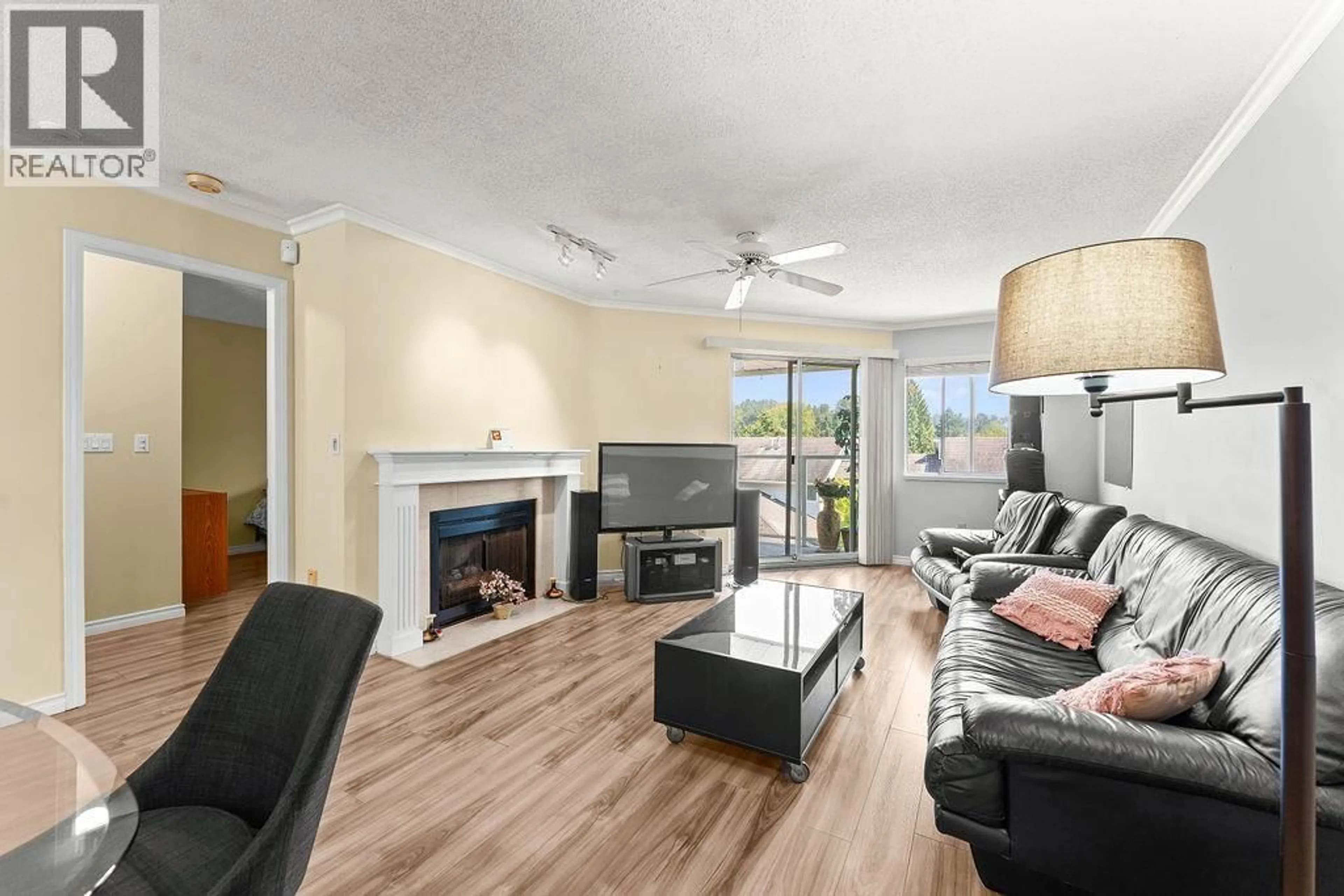 Living room with furniture, wood/laminate floor for 24 - 1190 FALCON DRIVE, Coquitlam British Columbia V3E2L2