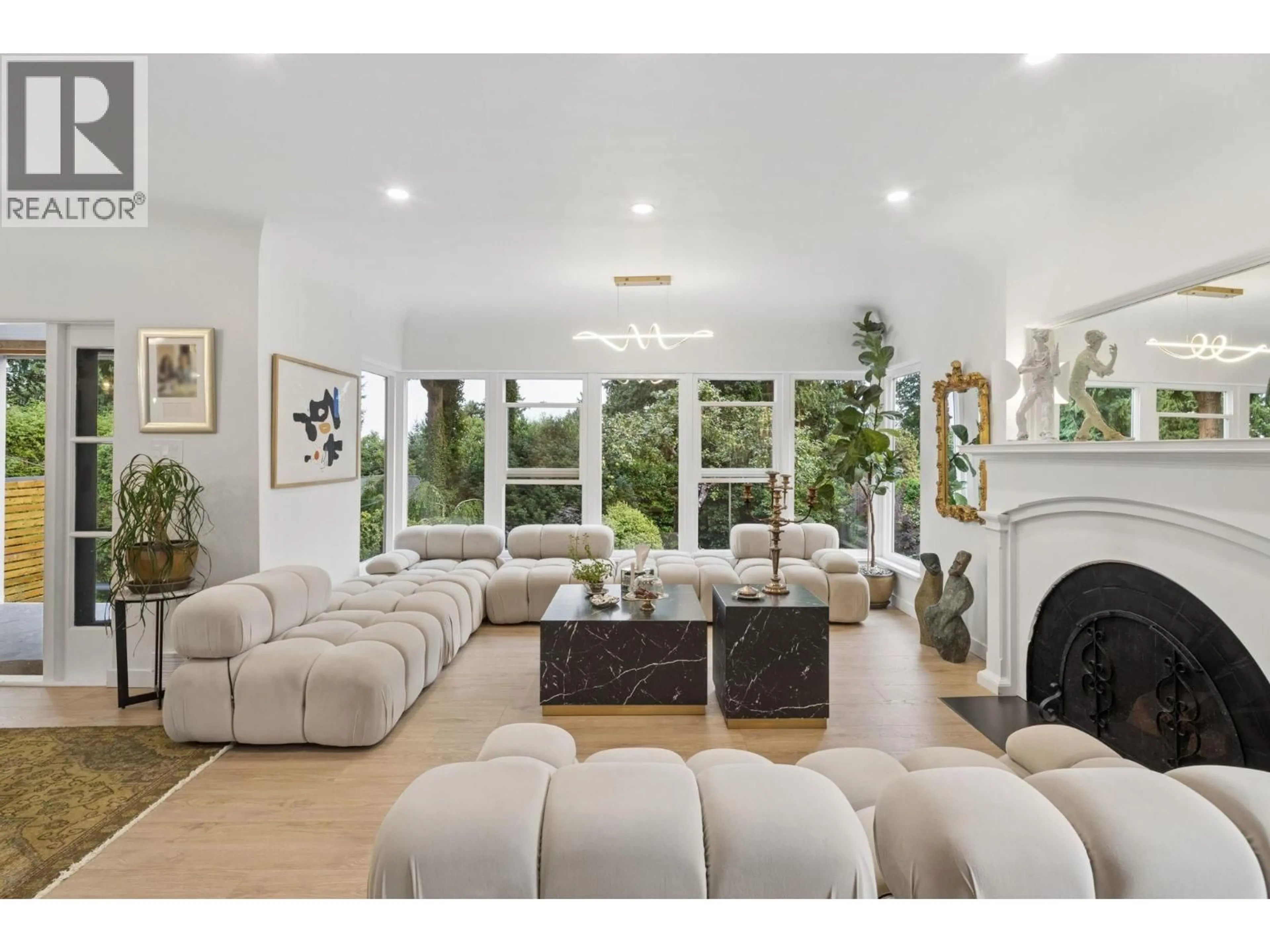Living room with furniture, unknown for 4043 ROSE CRESCENT, West Vancouver British Columbia V7V2N6
