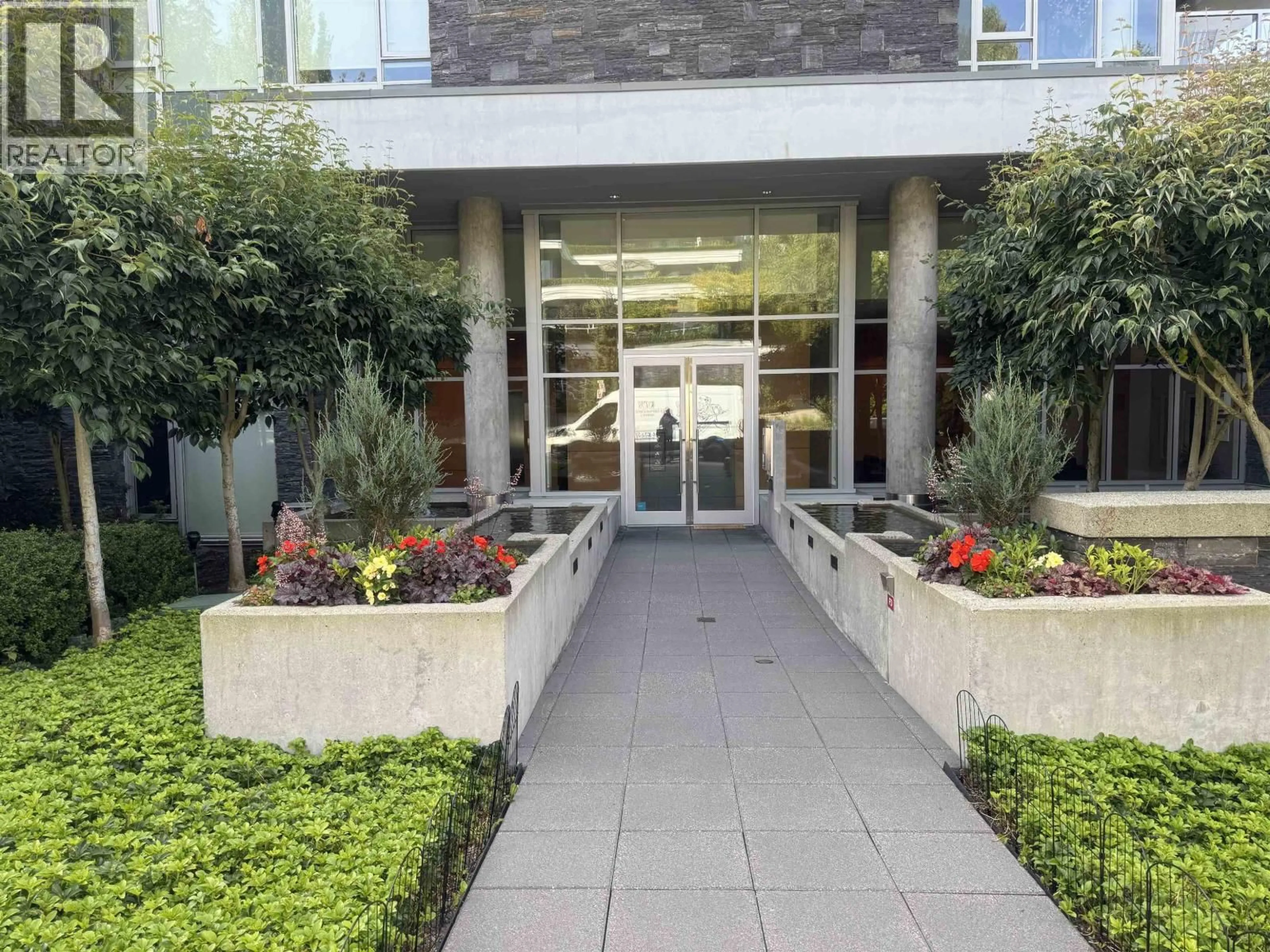 Indoor foyer for 402 - 866 ARTHUR ERICKSON PLACE, West Vancouver British Columbia V7T0B2