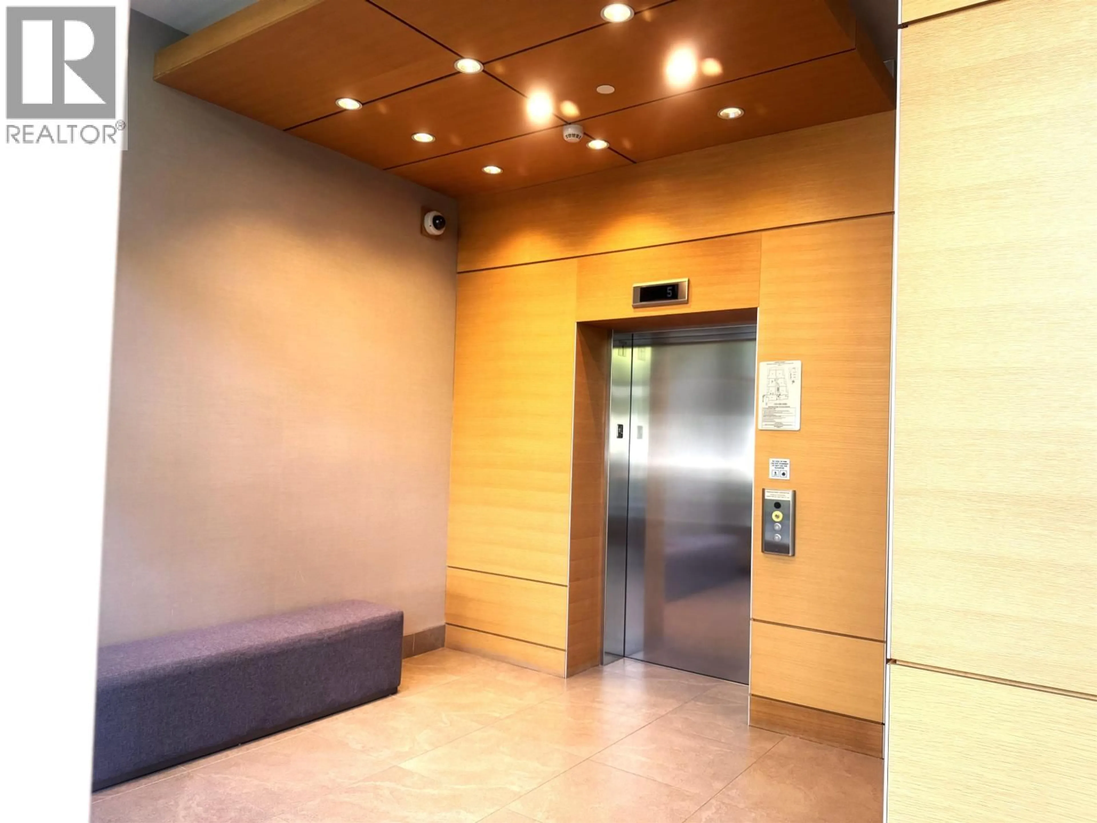 Indoor foyer for 402 - 866 ARTHUR ERICKSON PLACE, West Vancouver British Columbia V7T0B2