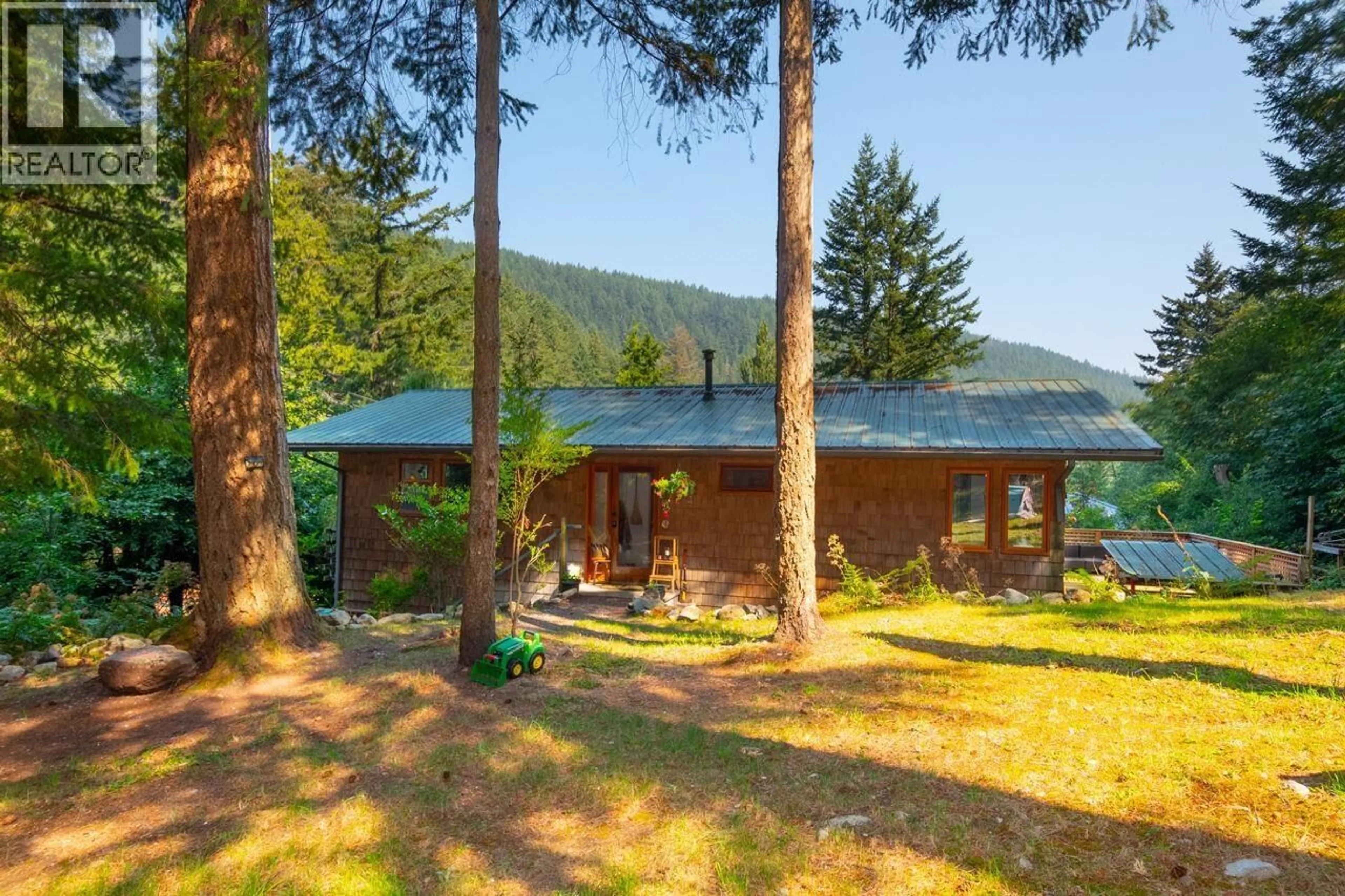 A pic from outside/outdoor area/front of a property/back of a property/a pic from drone, unknown for 368 EAGLES NEST ROAD, Bowen Island British Columbia V0N1G1