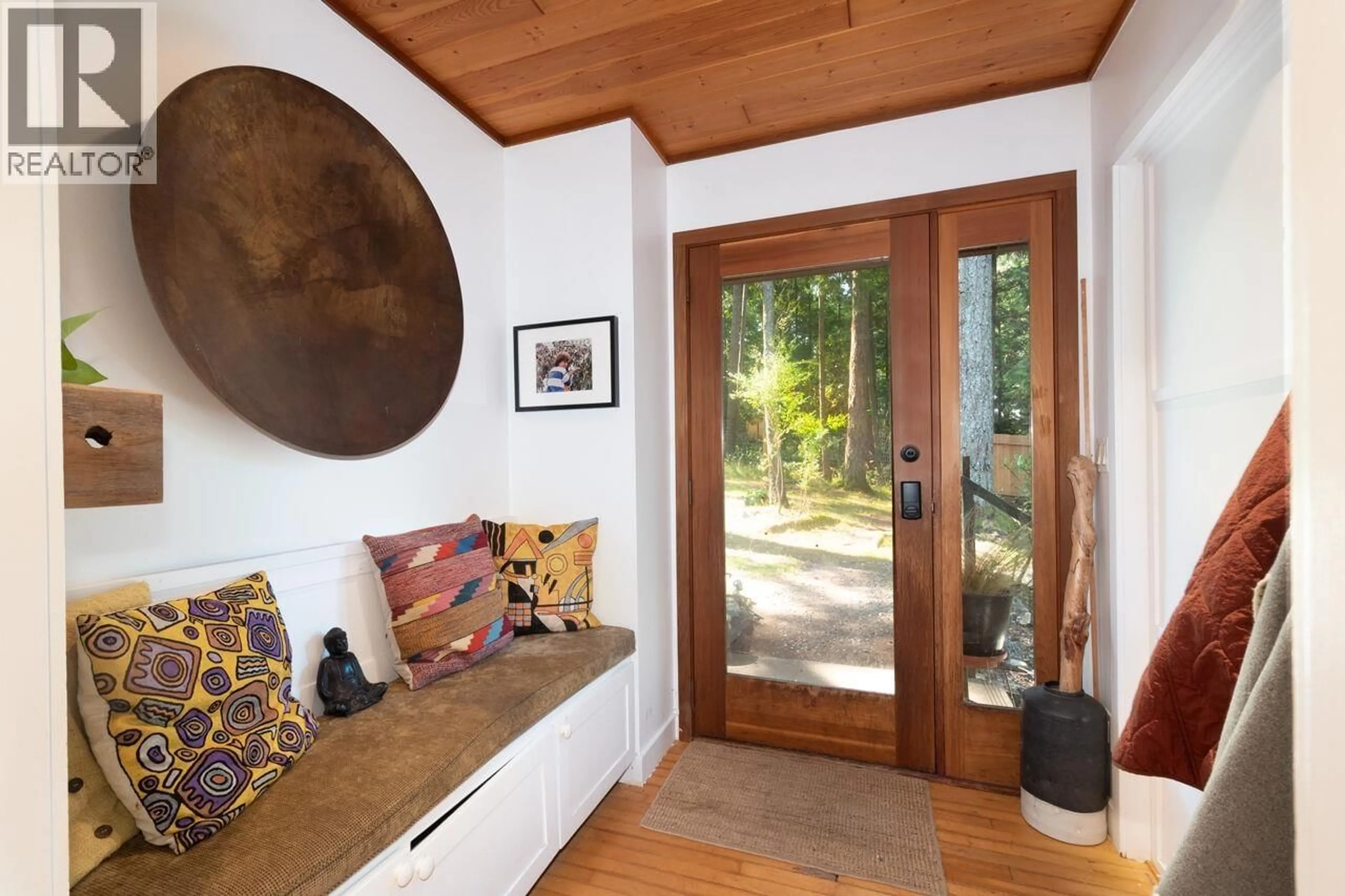 Indoor entryway for 368 EAGLES NEST ROAD, Bowen Island British Columbia V0N1G1