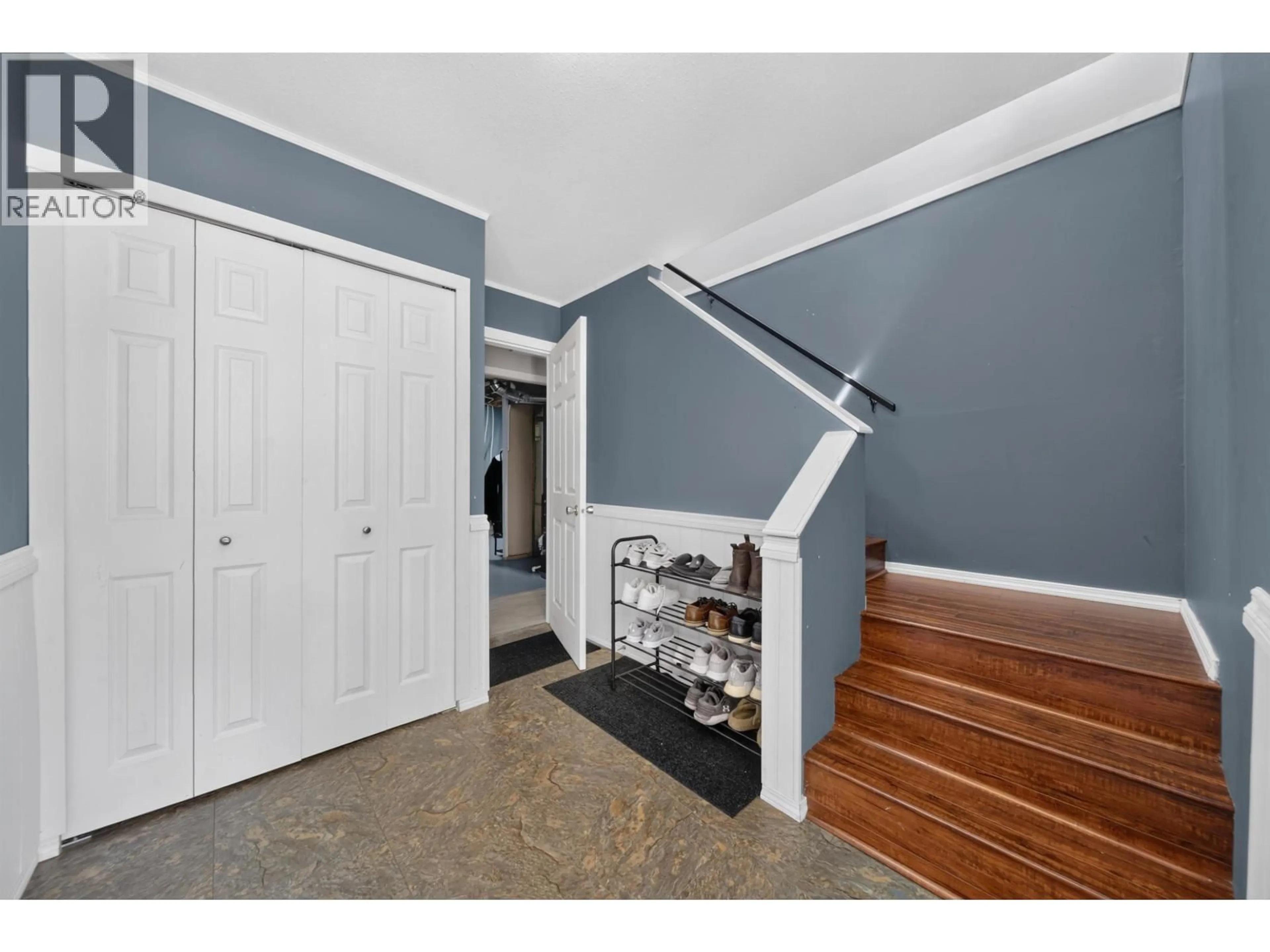 Indoor entryway for 20835 WICKLUND AVENUE, Maple Ridge British Columbia V2X8E8