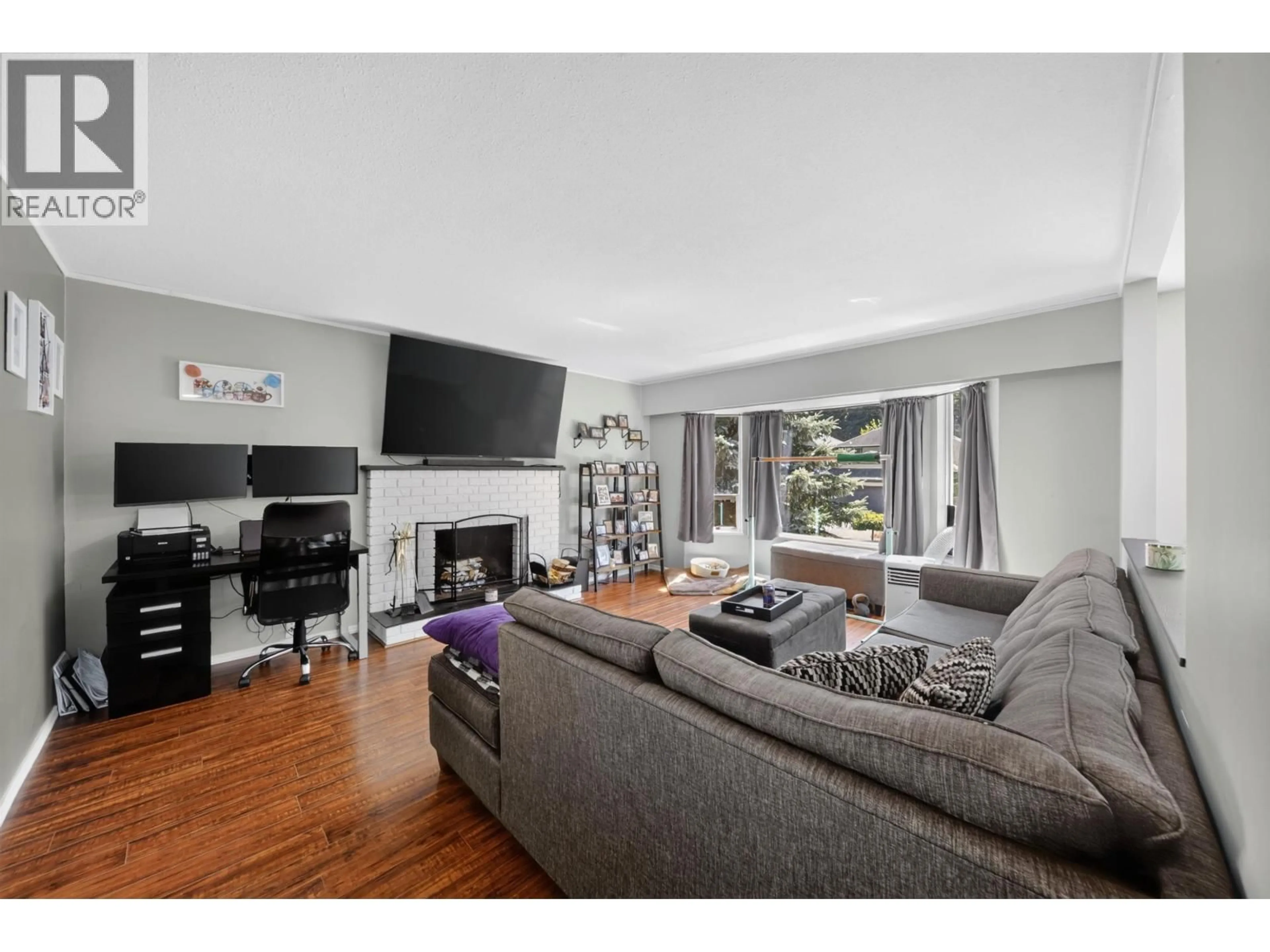 Living room with furniture, wood/laminate floor for 20835 WICKLUND AVENUE, Maple Ridge British Columbia V2X8E8