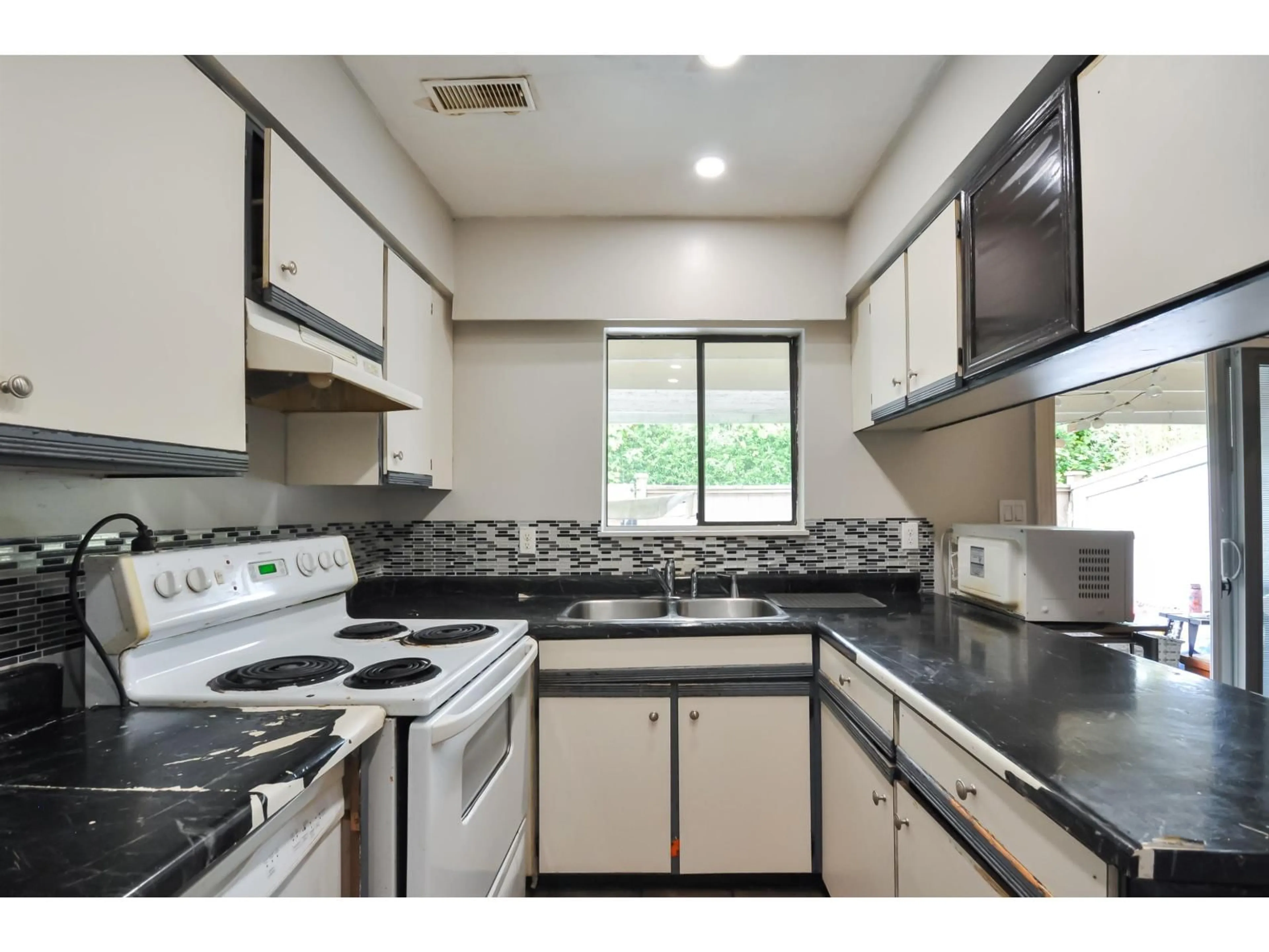 Standard kitchen, unknown for 77 - 20350 53 AVENUE, Langley British Columbia V3A5T9