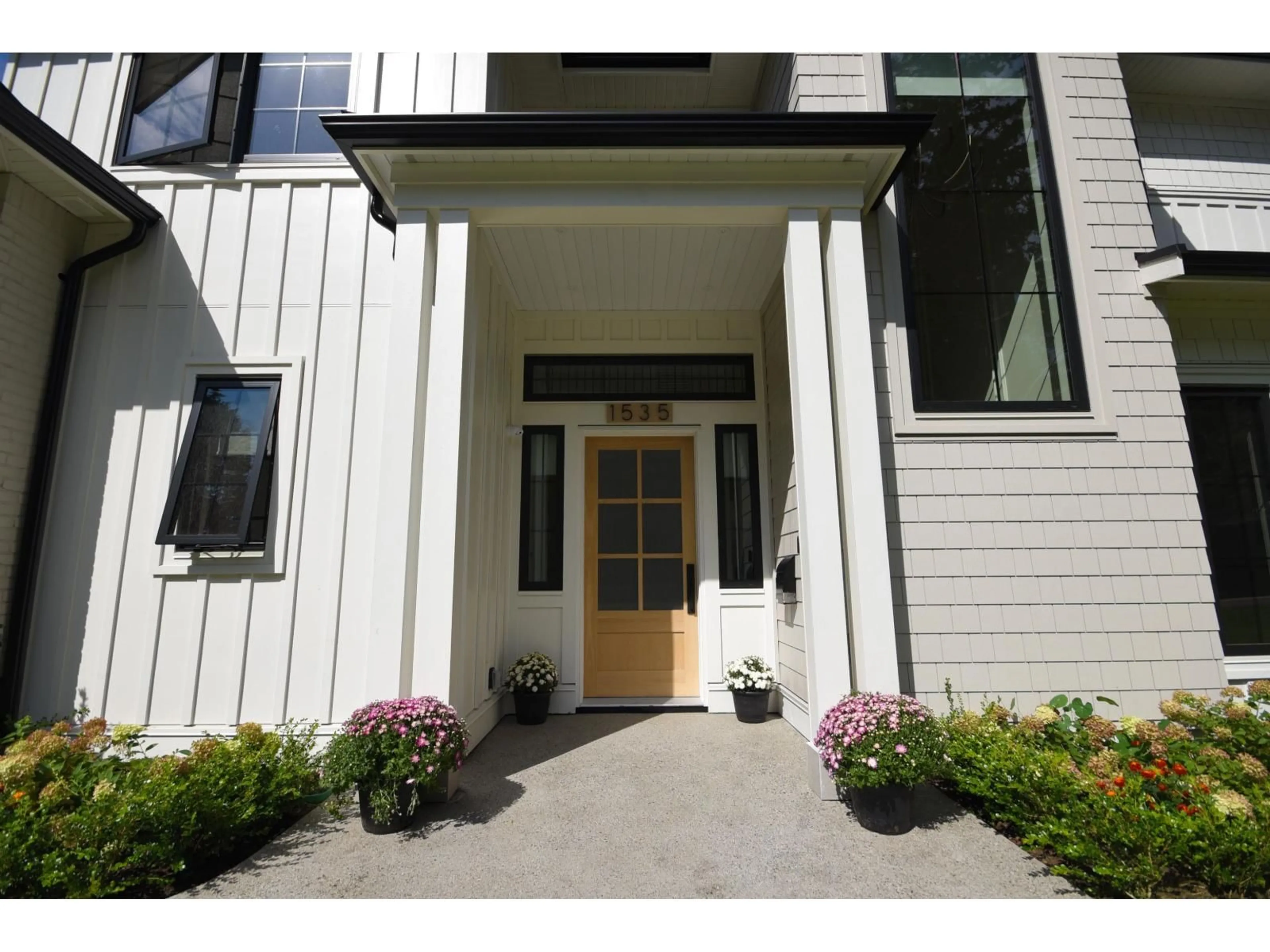 Indoor entryway for 1535 128 STREET, Surrey British Columbia V4A3T9