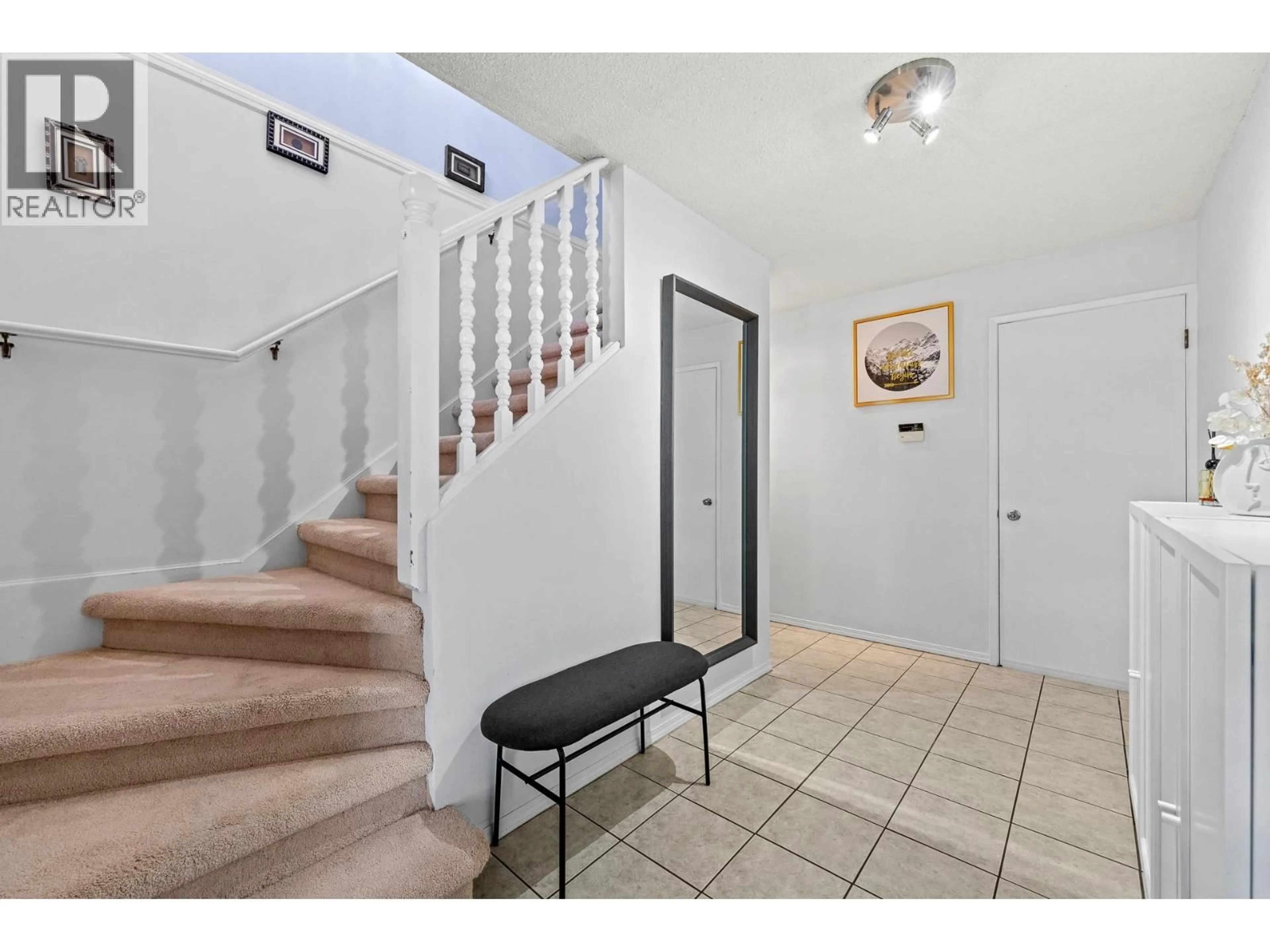 Indoor foyer for 8640 SIERPINA DRIVE, Richmond British Columbia V7A4M9