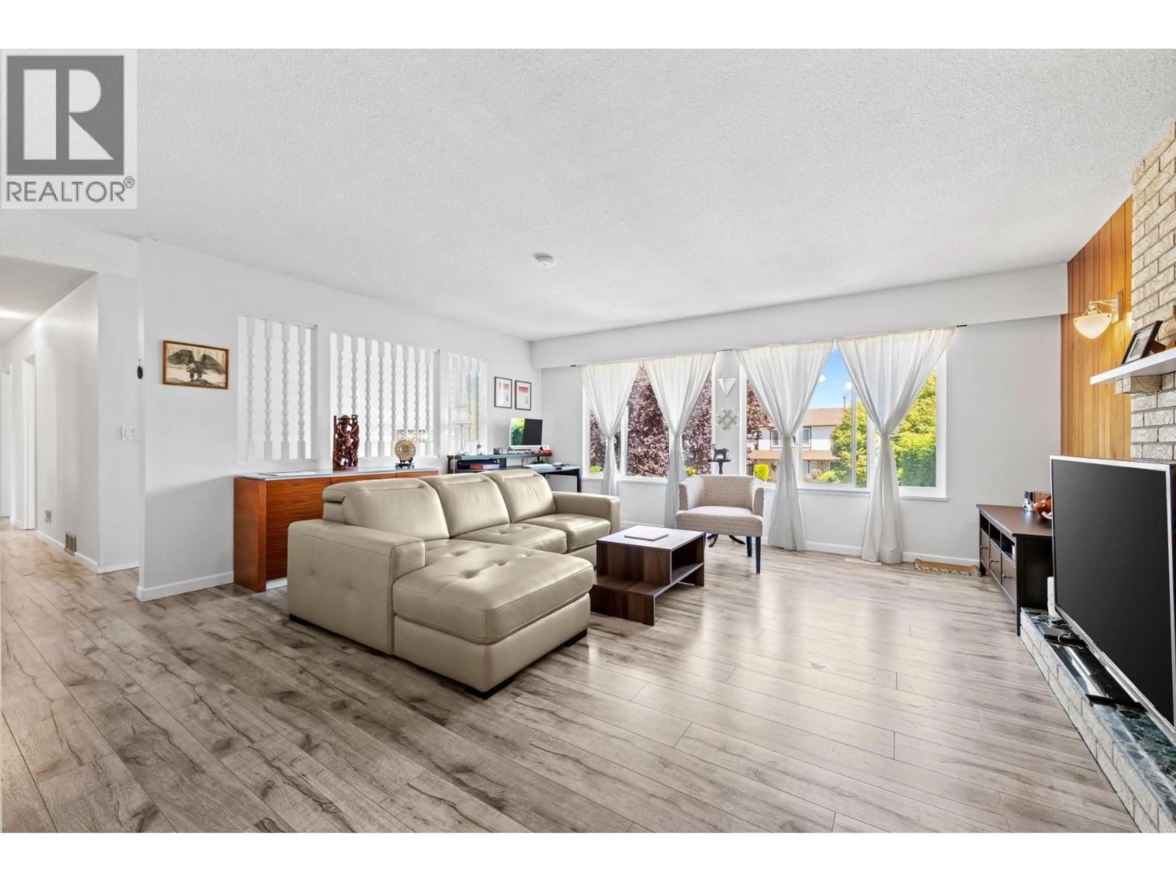Living room with furniture, unknown for 8640 SIERPINA DRIVE, Richmond British Columbia V7A4M9