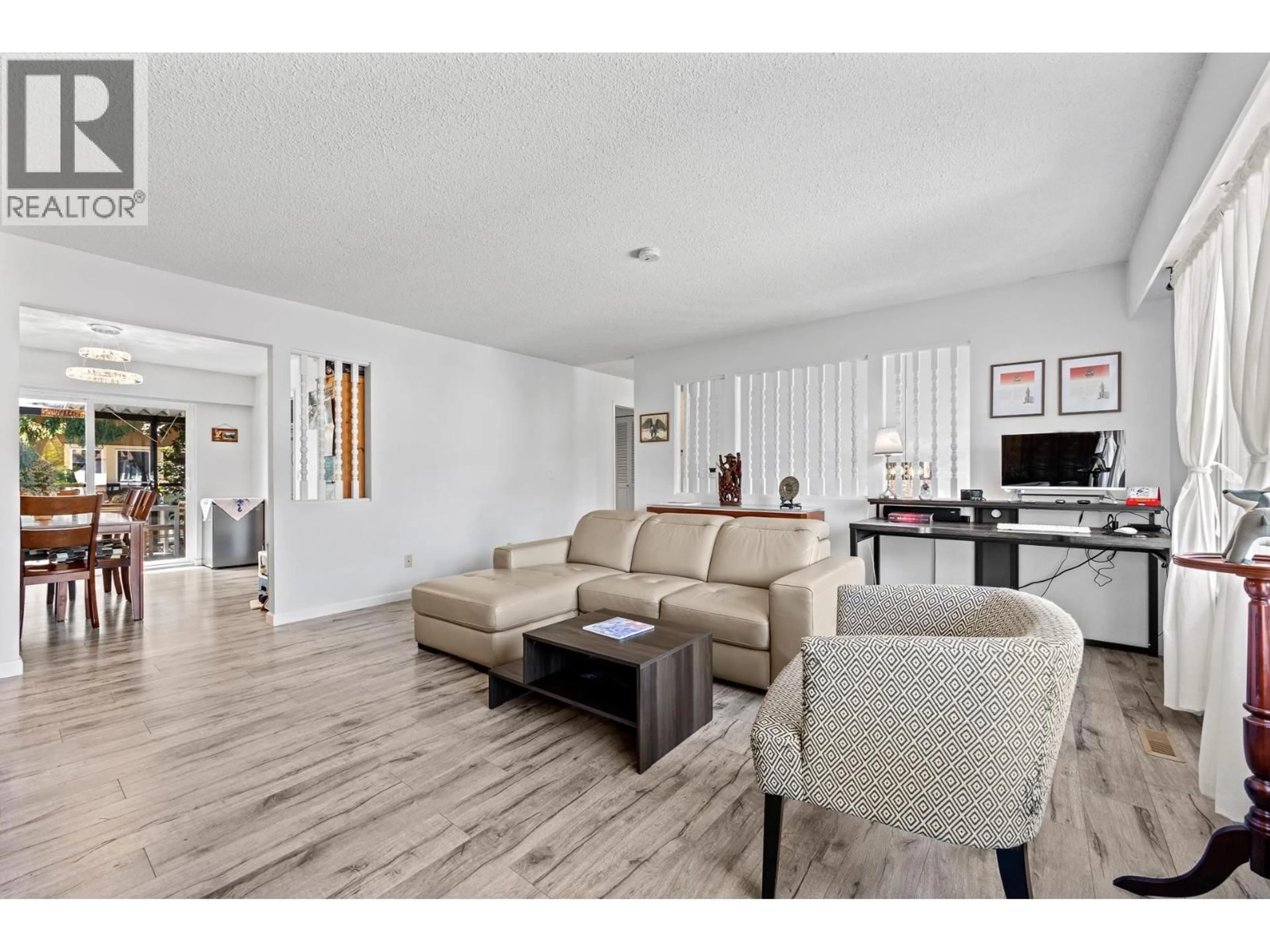 Living room with furniture, wood/laminate floor for 8640 SIERPINA DRIVE, Richmond British Columbia V7A4M9