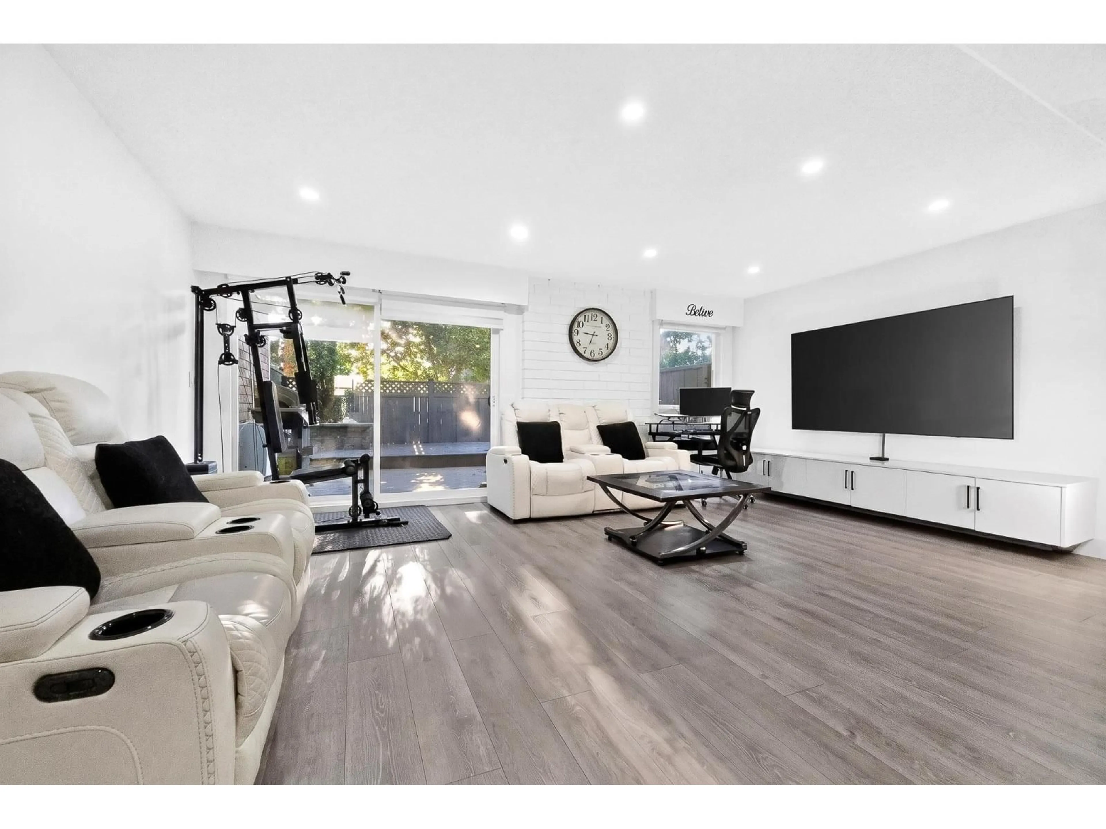 Living room with furniture, wood/laminate floor for 211 - 13931 74 AVENUE, Surrey British Columbia V3W6G6
