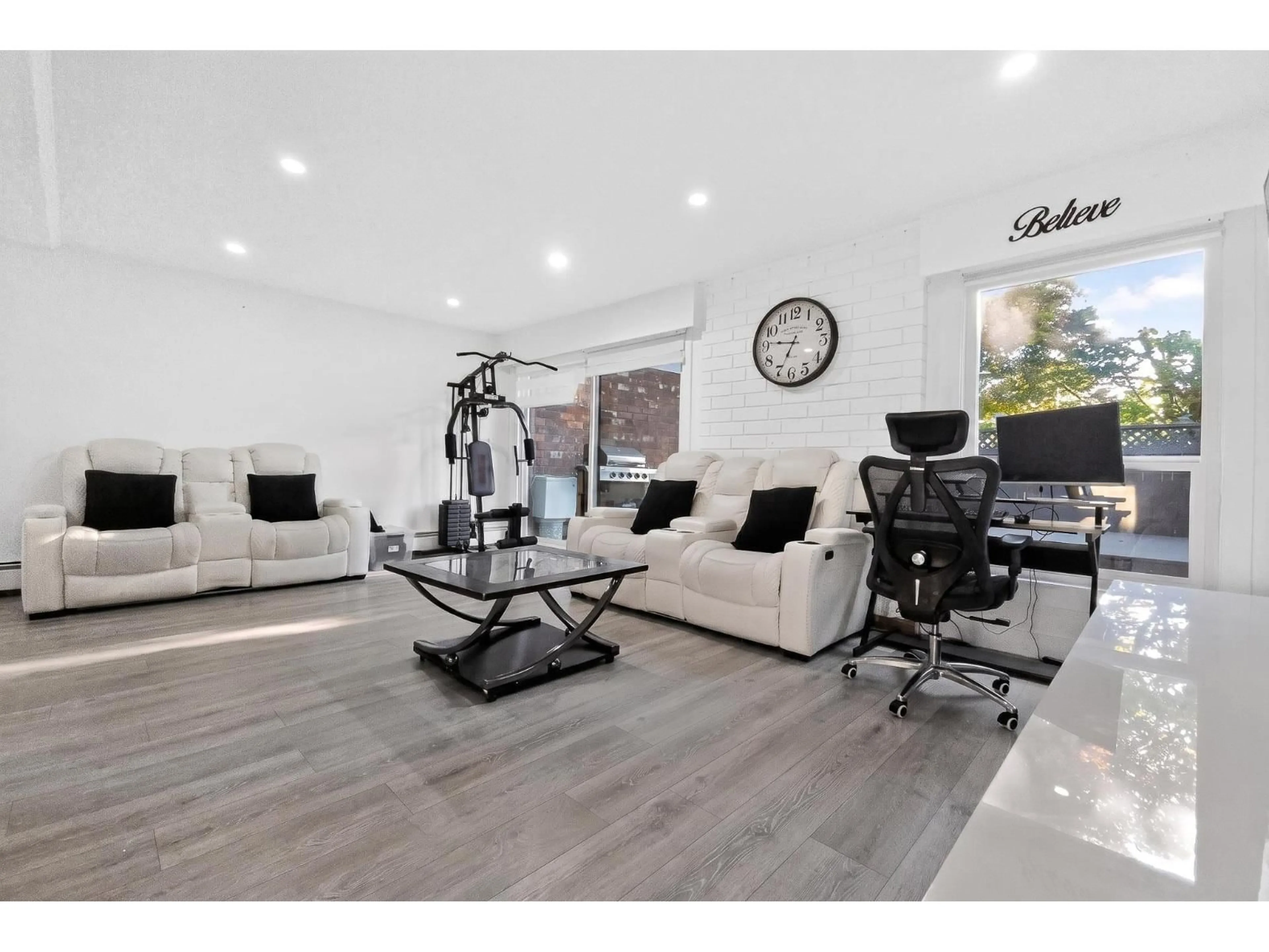 Living room with furniture, wood/laminate floor for 211 - 13931 74 AVENUE, Surrey British Columbia V3W6G6
