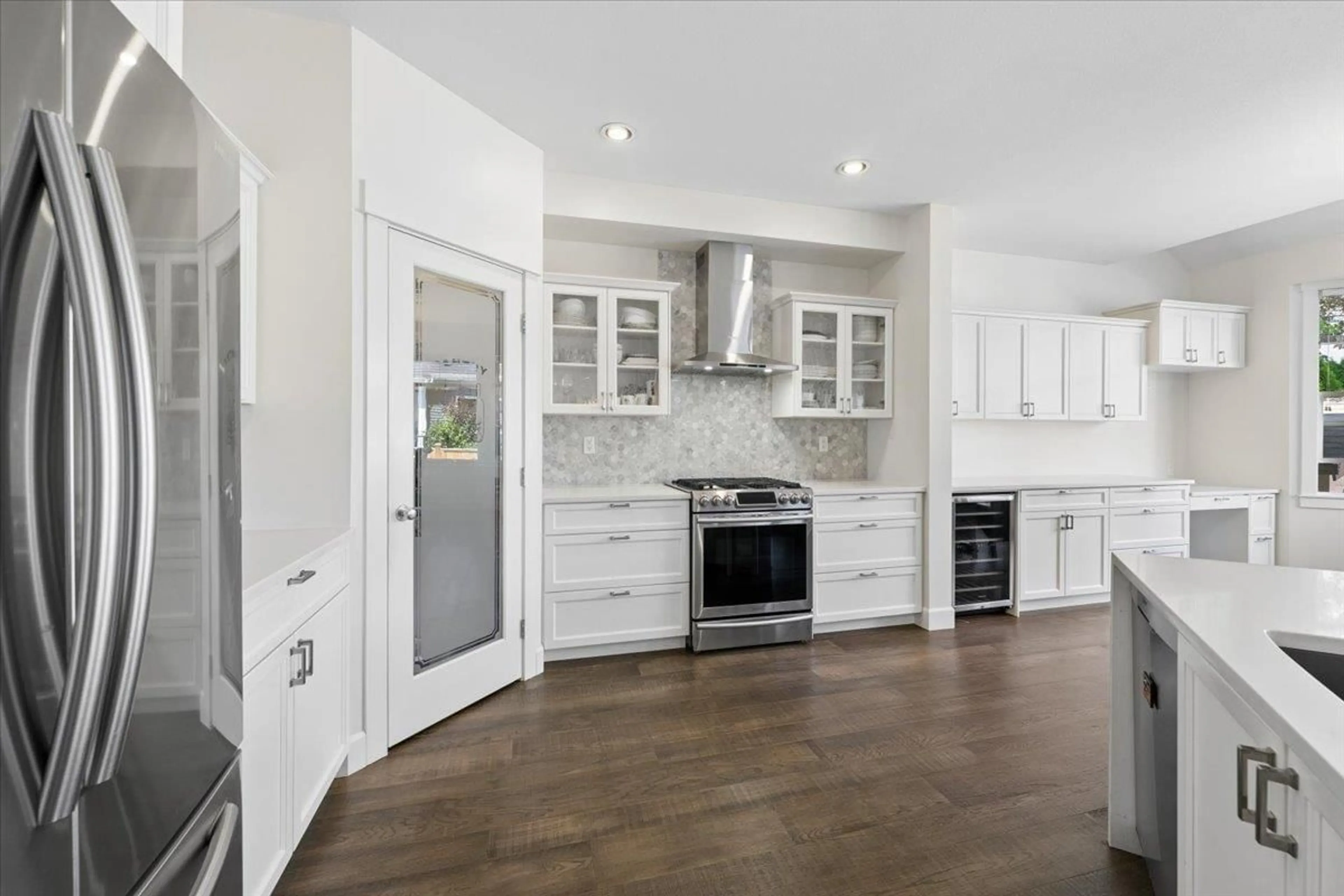 Open concept kitchen, unknown for 19661 73B AVENUE, Langley British Columbia V2Y3C4