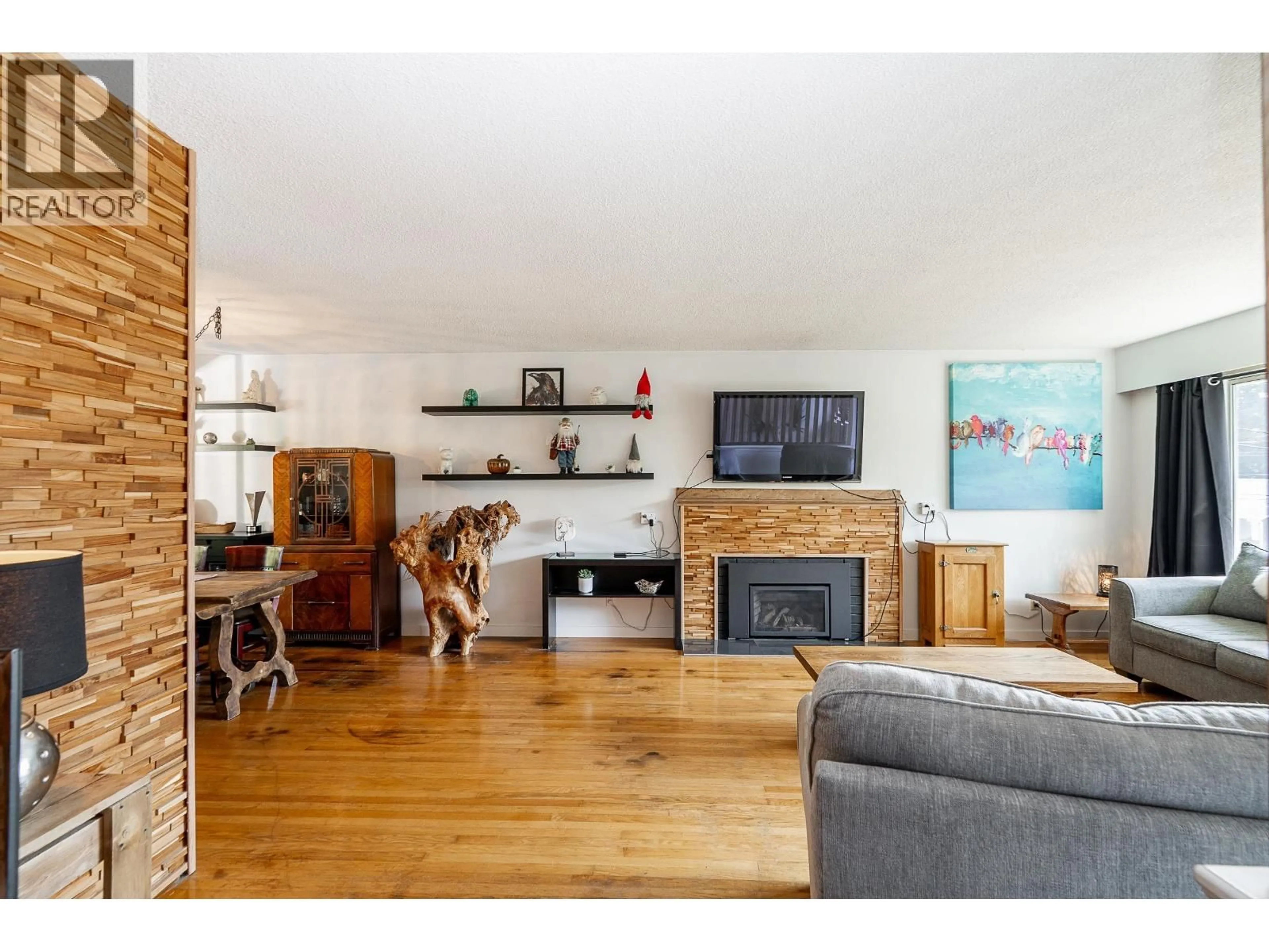 Living room with furniture, wood/laminate floor for 635 MIDVALE STREET, Coquitlam British Columbia V3J6M1
