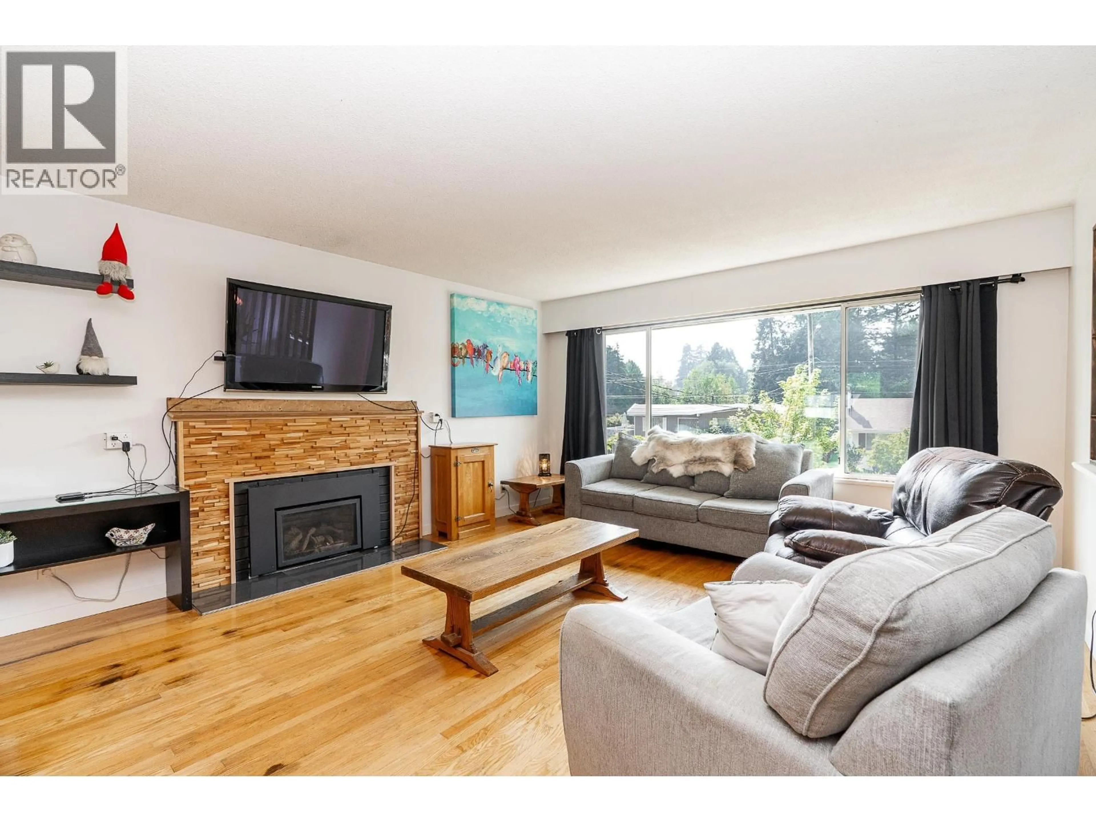 Living room with furniture, wood/laminate floor for 635 MIDVALE STREET, Coquitlam British Columbia V3J6M1