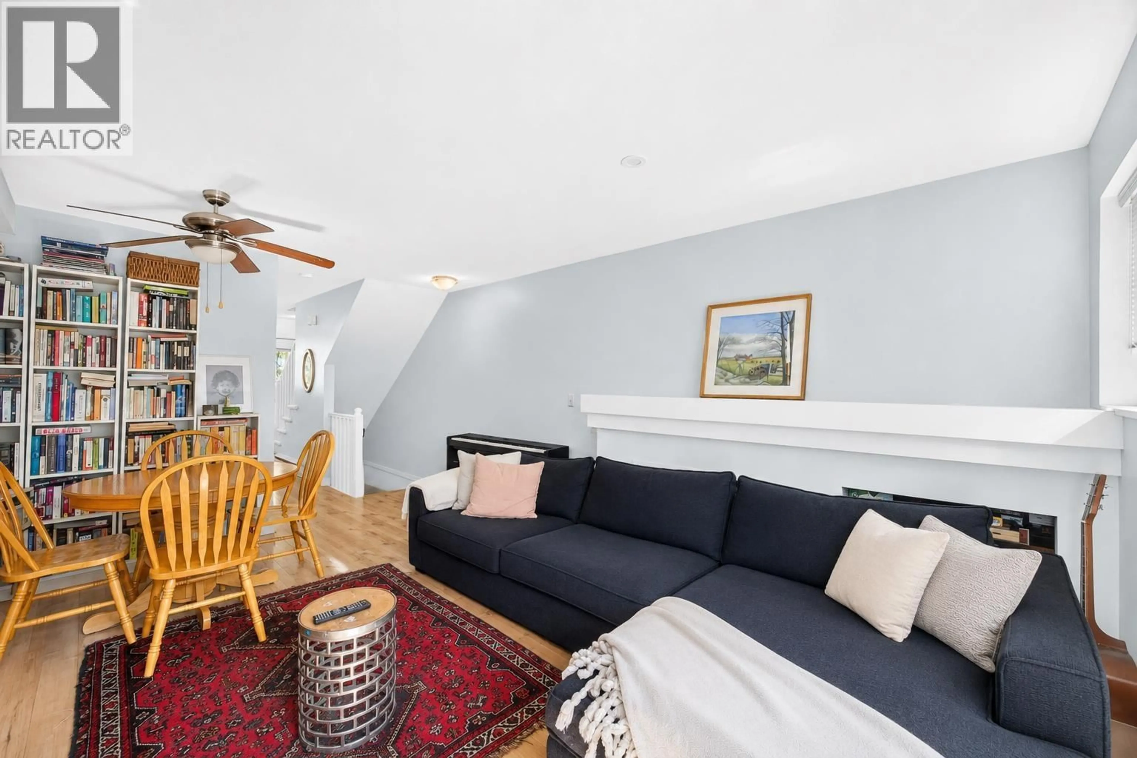 Living room with furniture, unknown for 10 - 1561 BOOTH AVENUE, Coquitlam British Columbia V3K6Z9