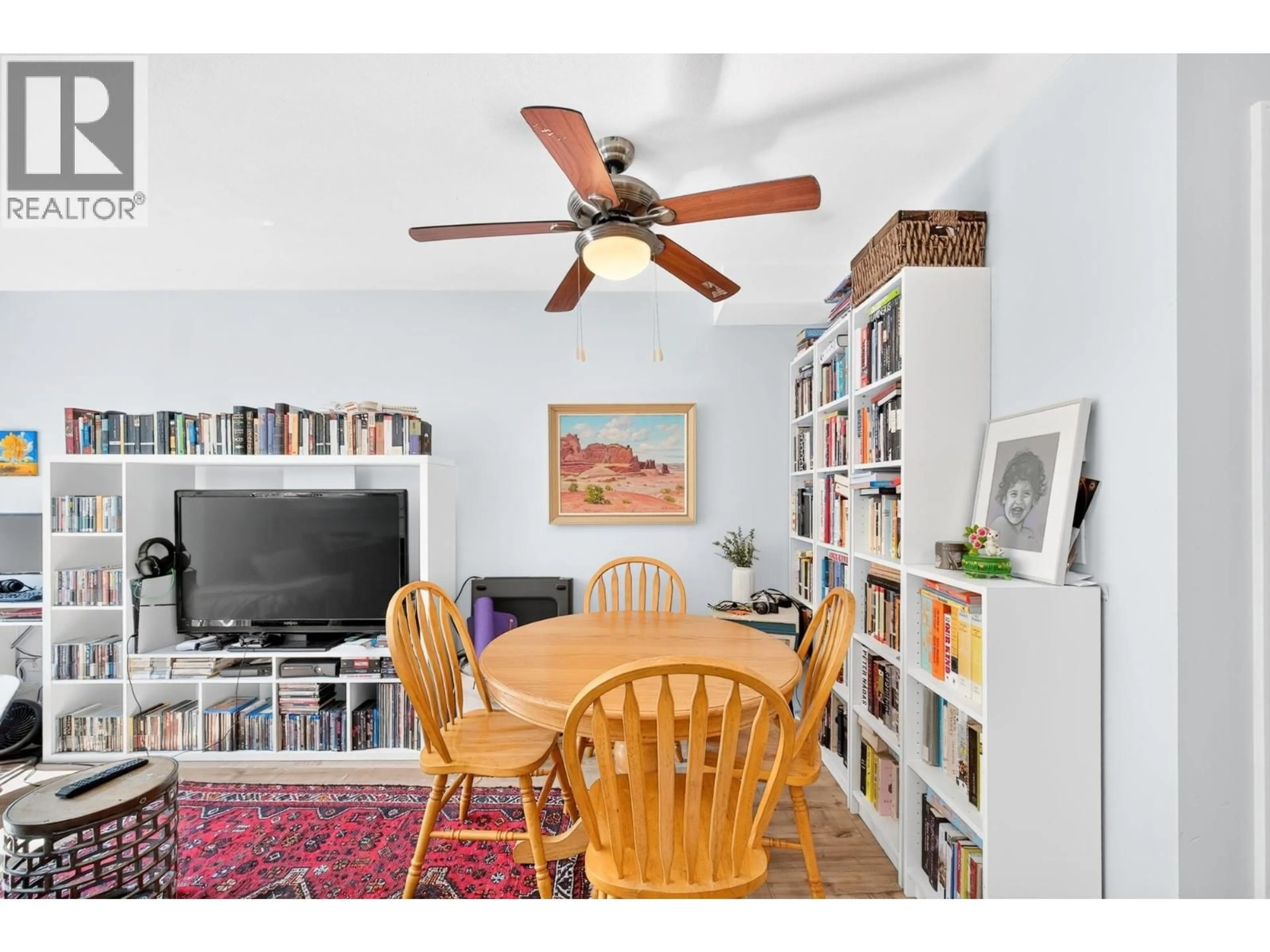 Living room with furniture, wood/laminate floor for 10 - 1561 BOOTH AVENUE, Coquitlam British Columbia V3K6Z9