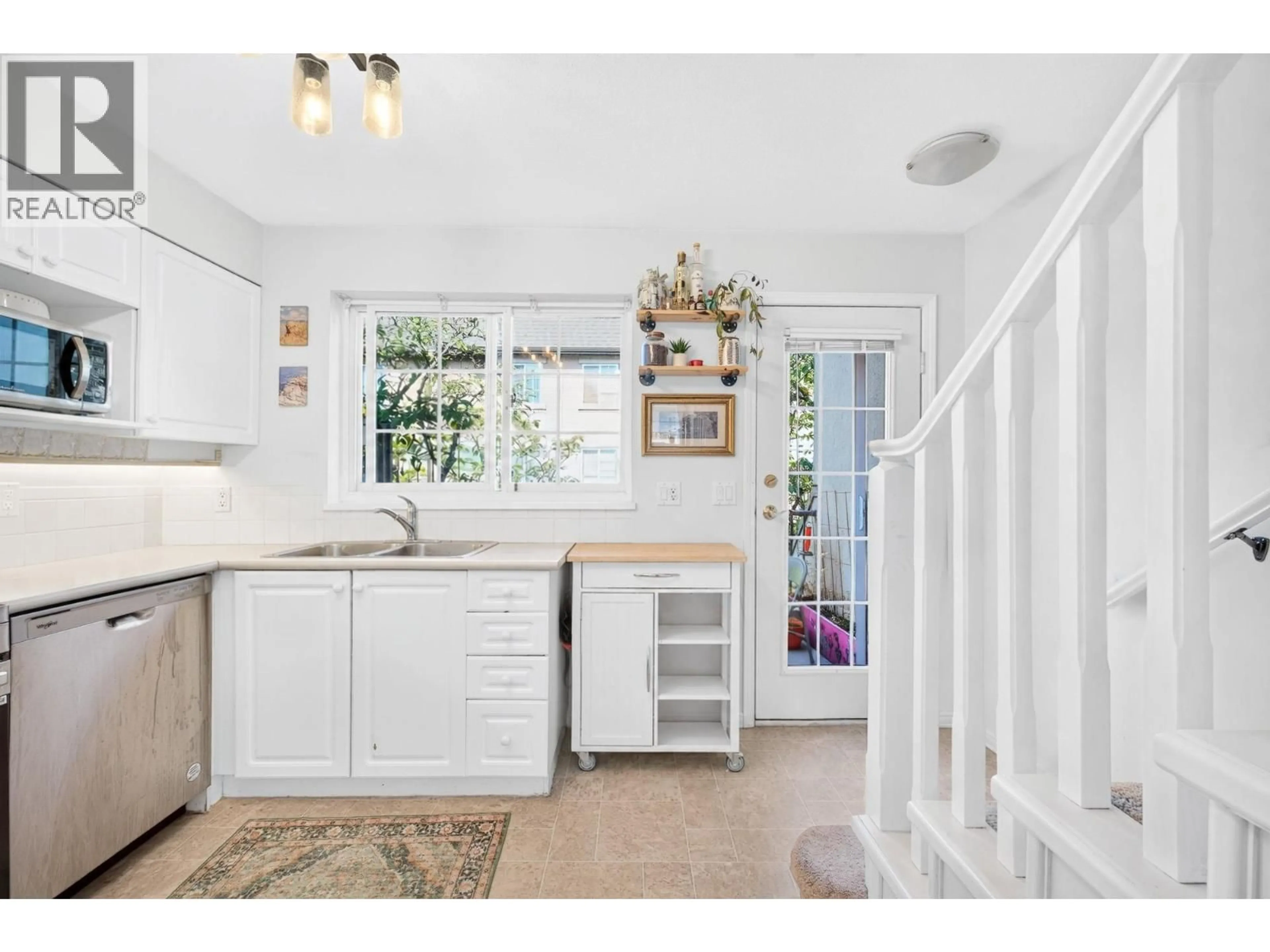Open concept kitchen, ceramic/tile floor for 10 - 1561 BOOTH AVENUE, Coquitlam British Columbia V3K6Z9