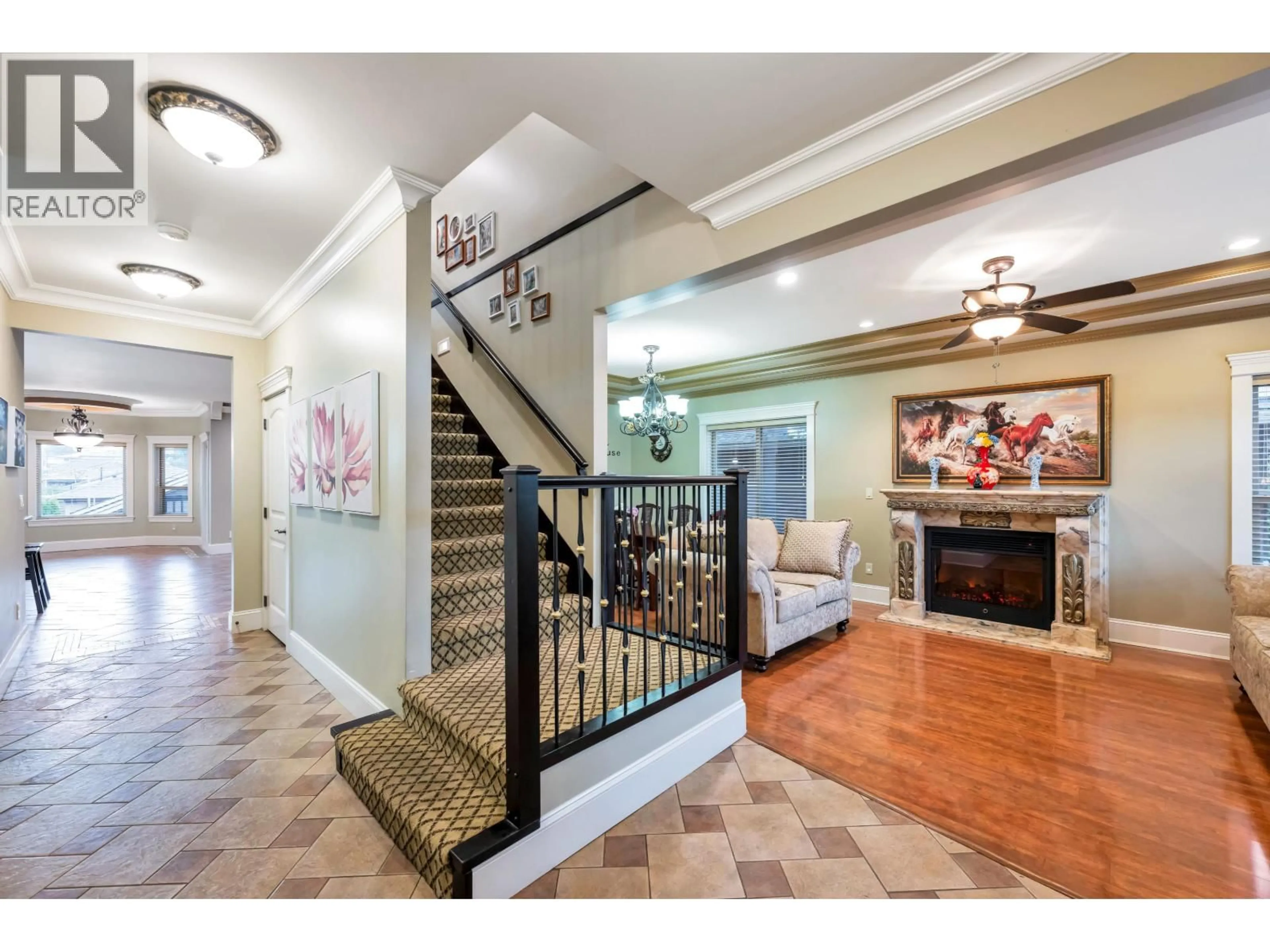 Indoor foyer for 7307 2ND STREET, Burnaby British Columbia V3N3P9