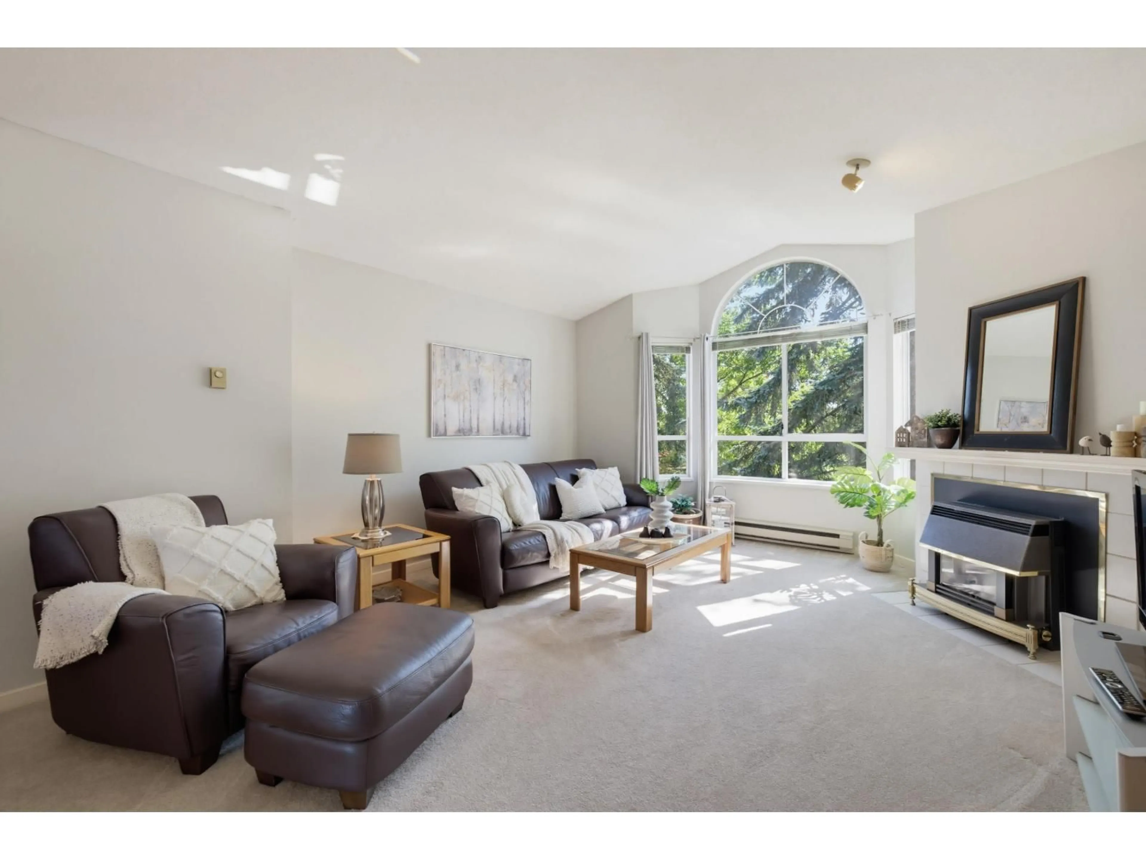 Living room with furniture, unknown for 211 - 9072 FLEETWOOD WAY, Surrey British Columbia V3R0M6