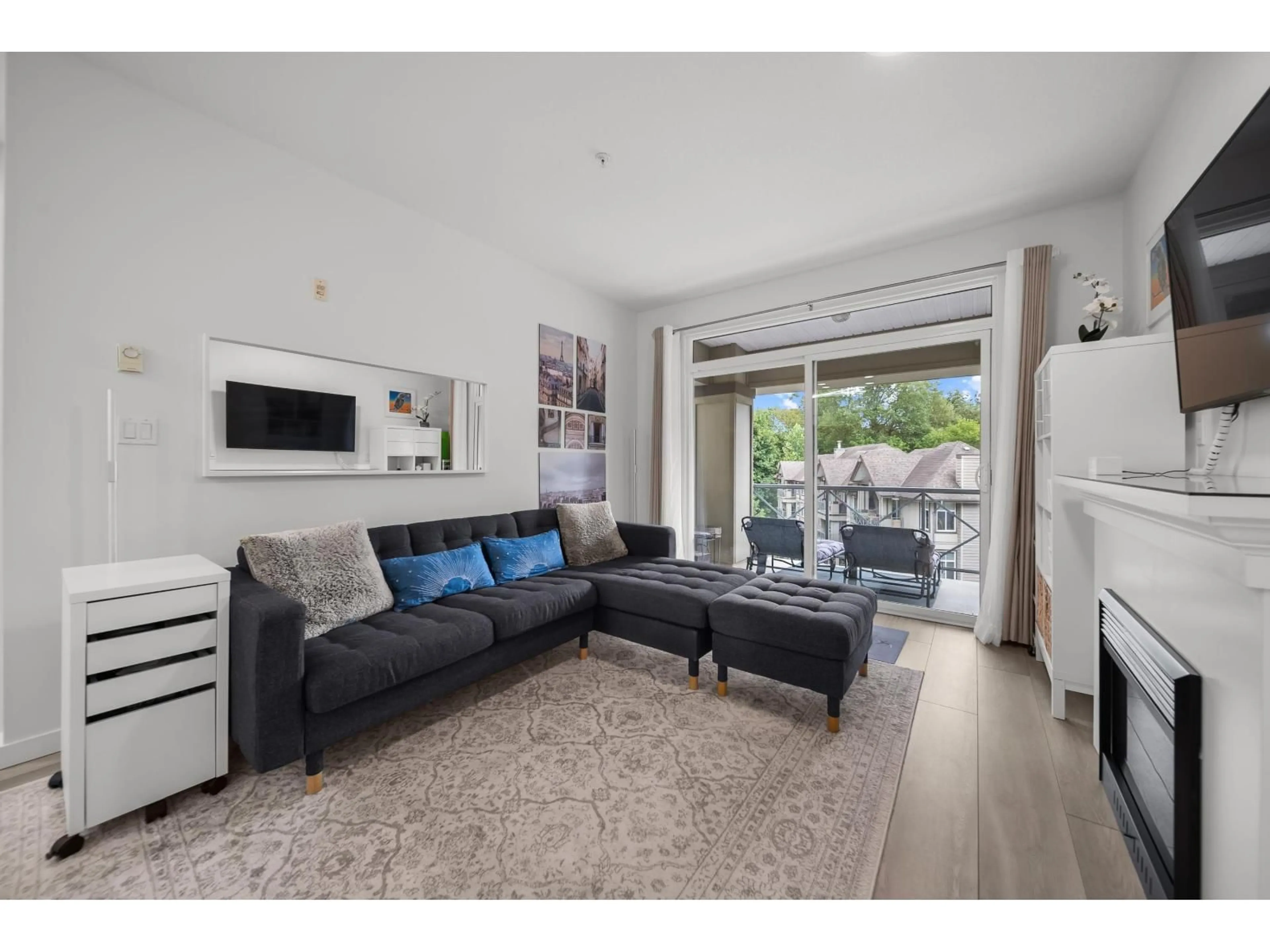 Living room with furniture, unknown for 418 - 33318 BOURQUIN CRESCENT EAST, Abbotsford British Columbia V2S0A6