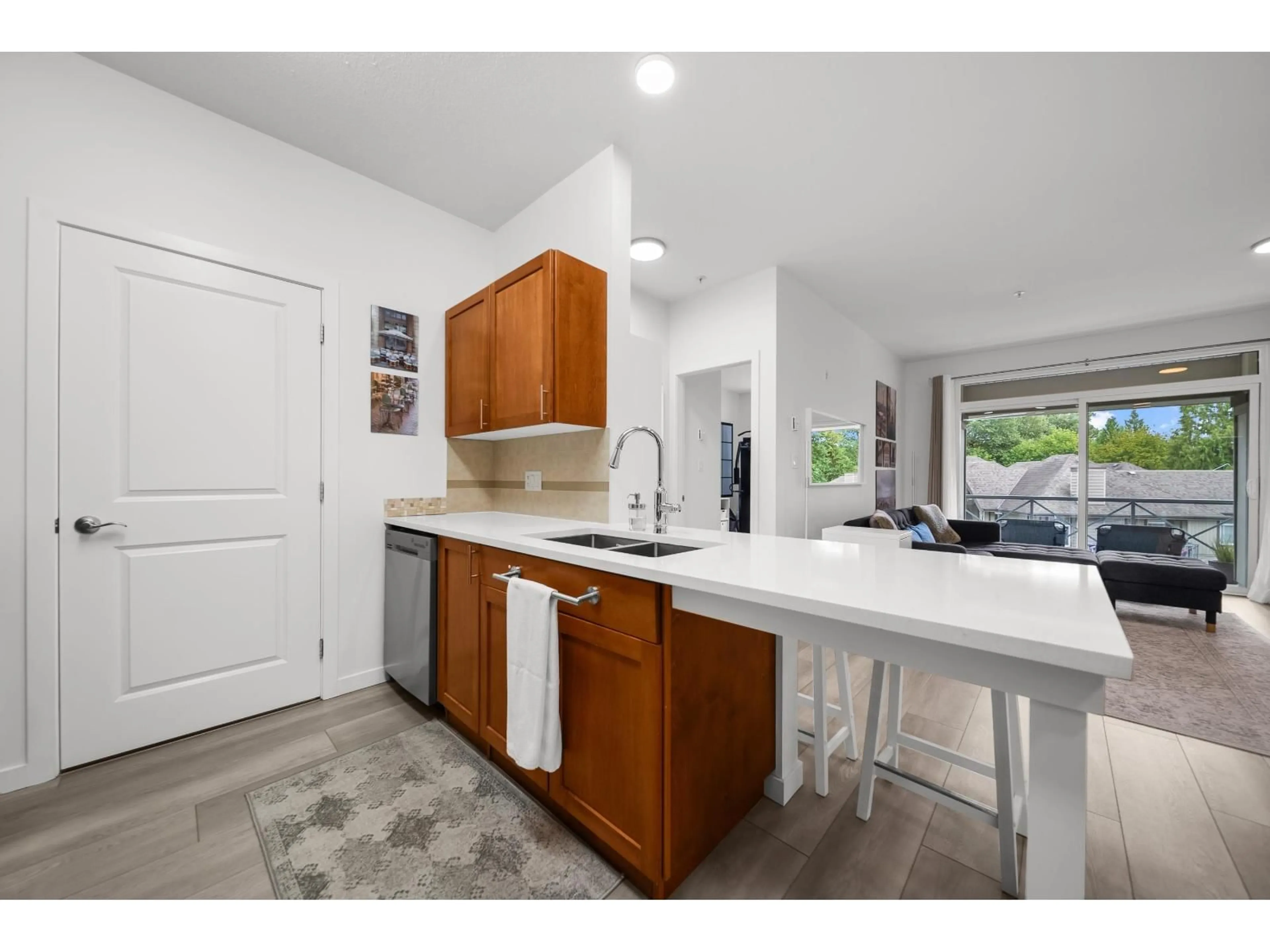 Open concept kitchen, ceramic/tile floor for 418 - 33318 BOURQUIN CRESCENT EAST, Abbotsford British Columbia V2S0A6
