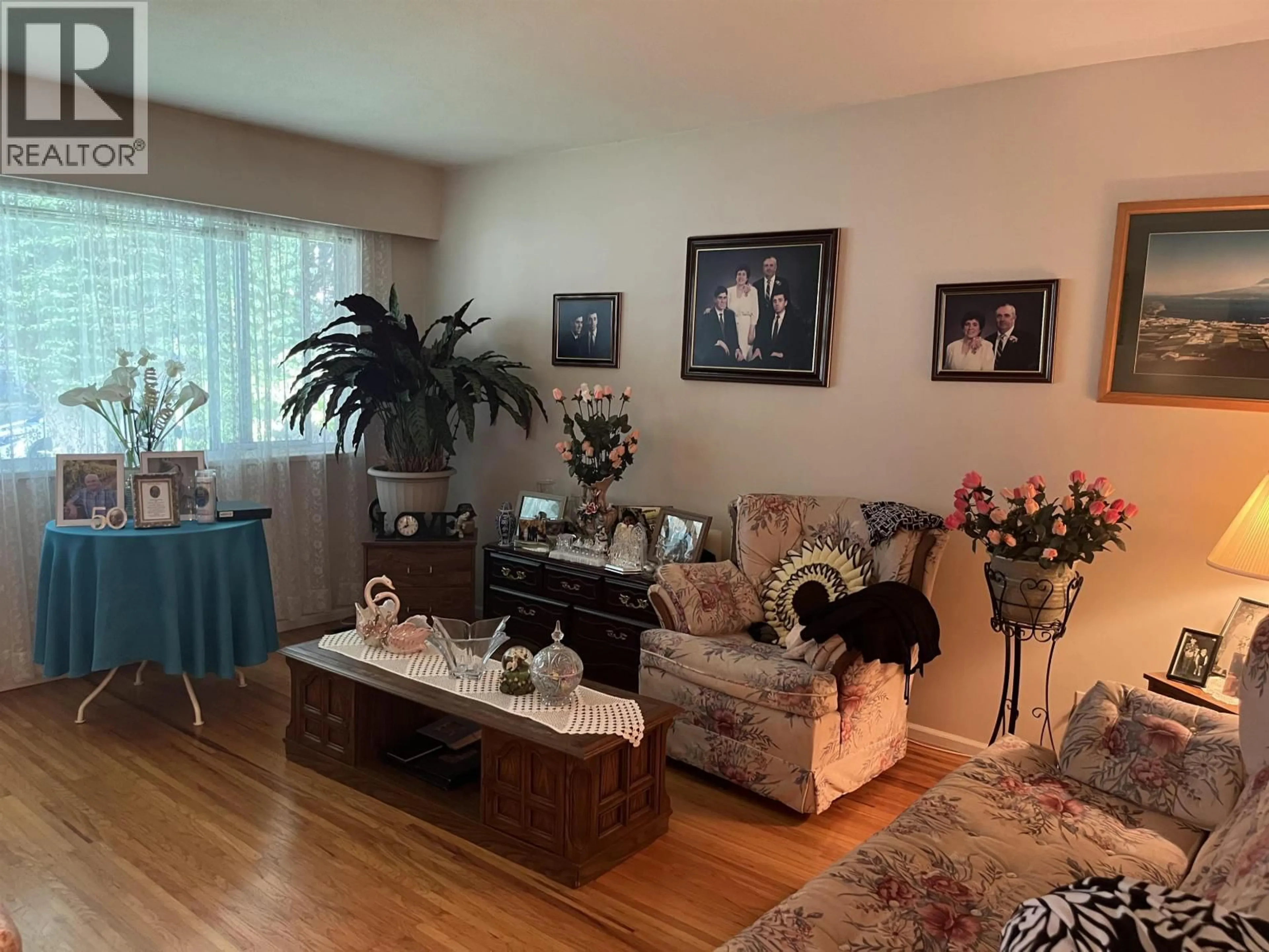 Living room with furniture, wood/laminate floor for 2665 WARD STREET, Vancouver British Columbia V5R4S7