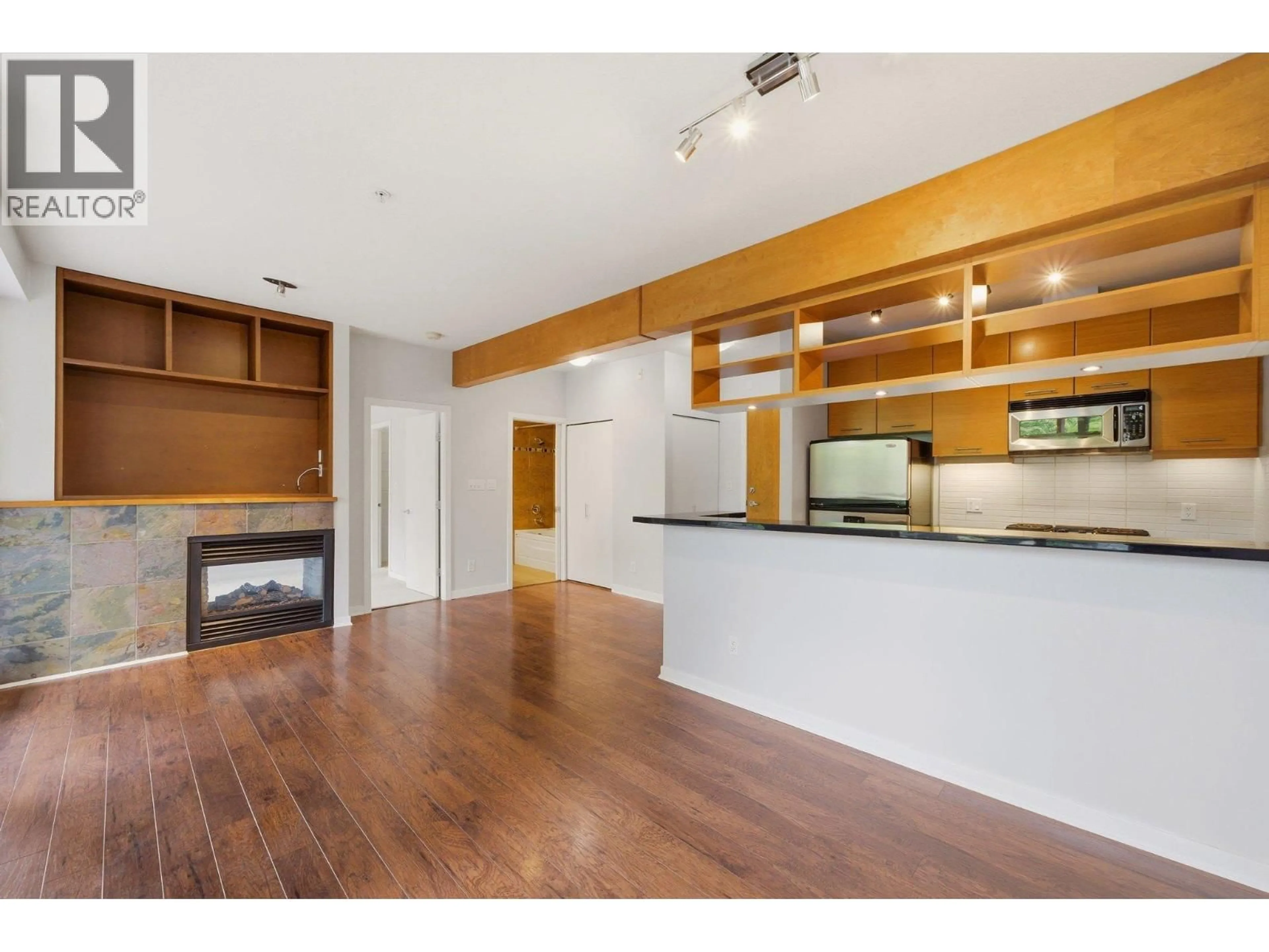 Open concept kitchen, wood/laminate floor for 318 - 560 RAVEN WOODS DRIVE, North Vancouver British Columbia V7G2T3