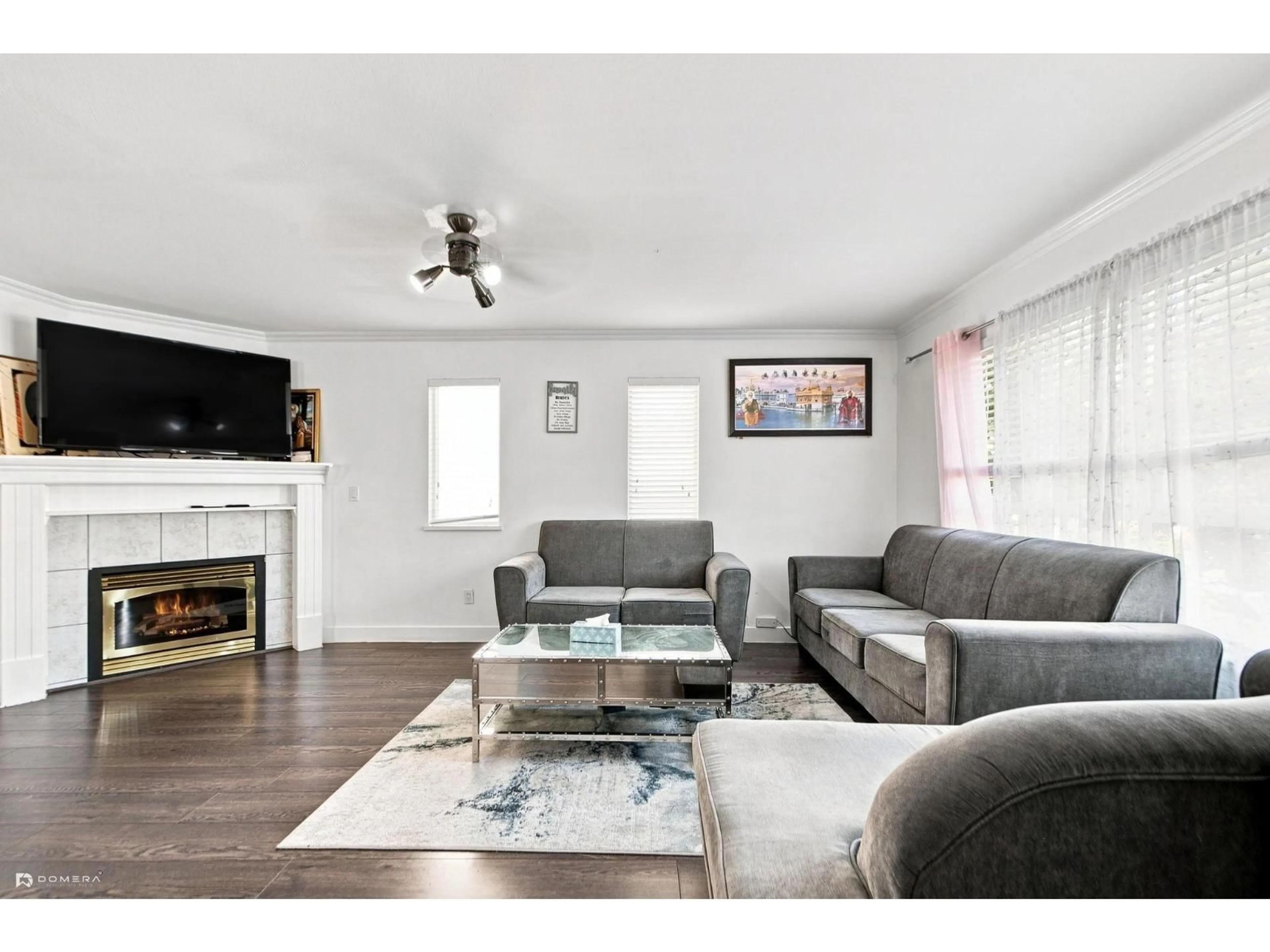 Living room with furniture, wood/laminate floor for 6643 127 STREET, Surrey British Columbia V3W1G5