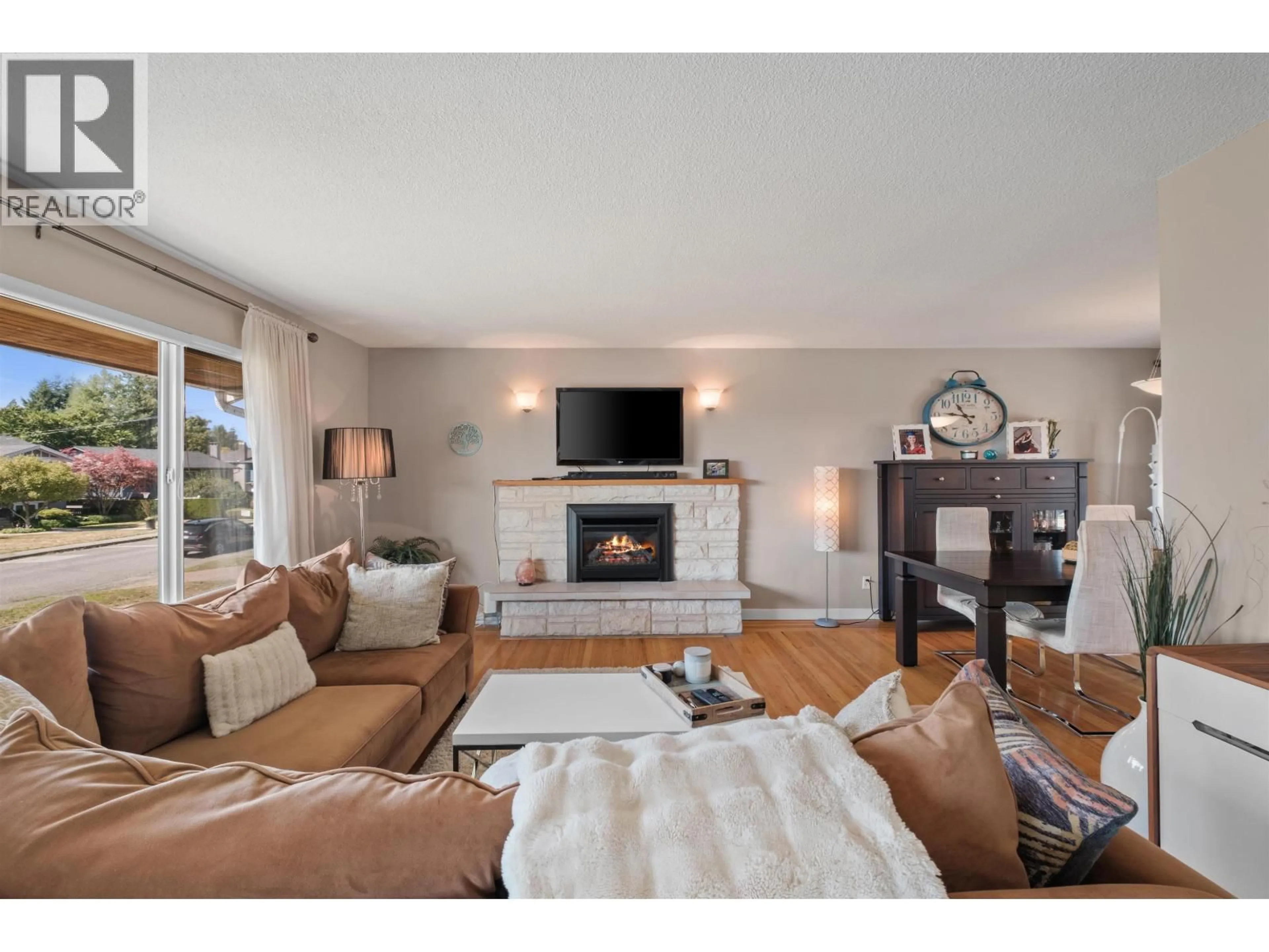 Living room with furniture, unknown for 854 16TH STREET, North Vancouver British Columbia V7L2V4