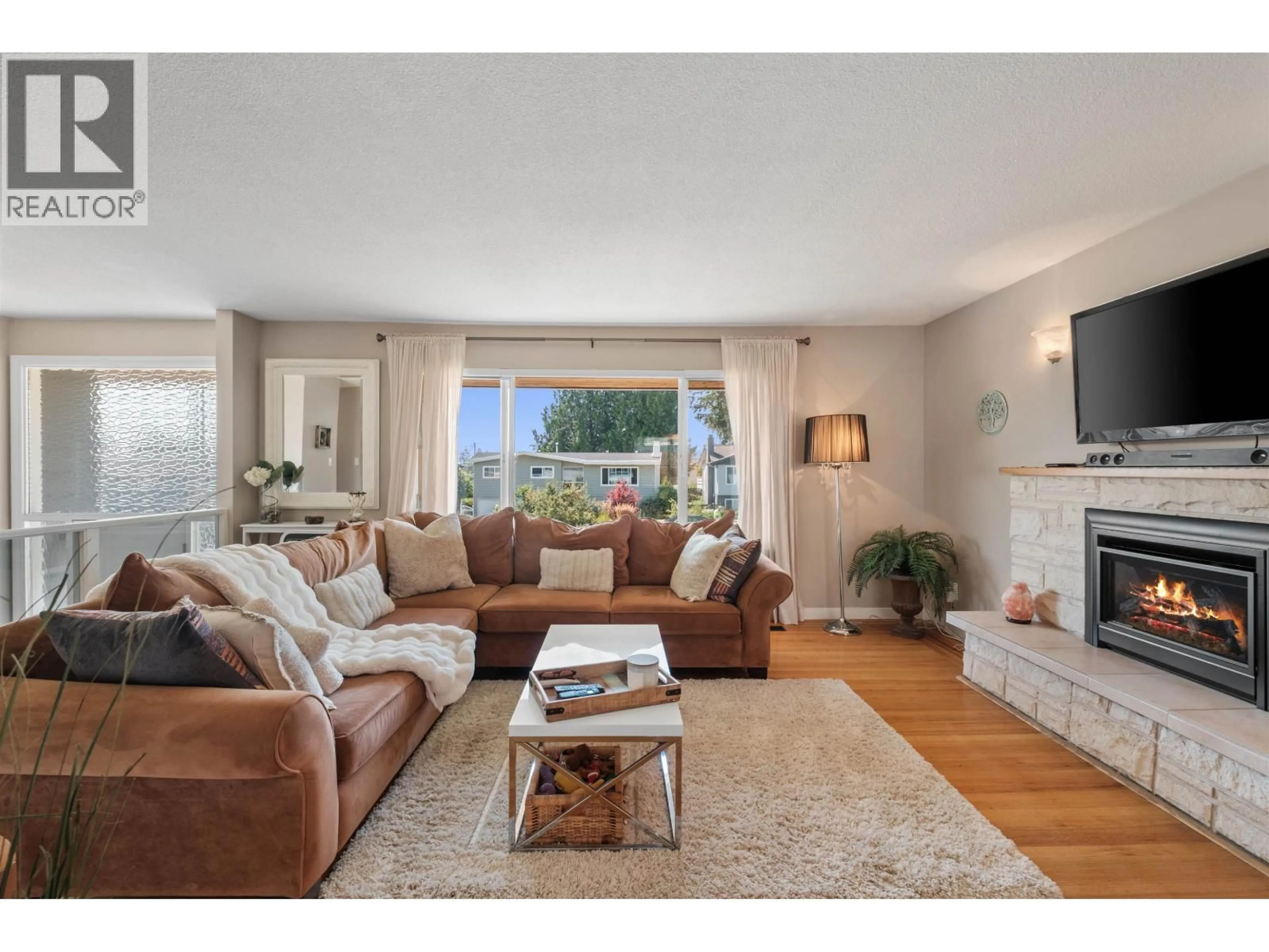 Living room with furniture, unknown for 854 16TH STREET, North Vancouver British Columbia V7L2V4
