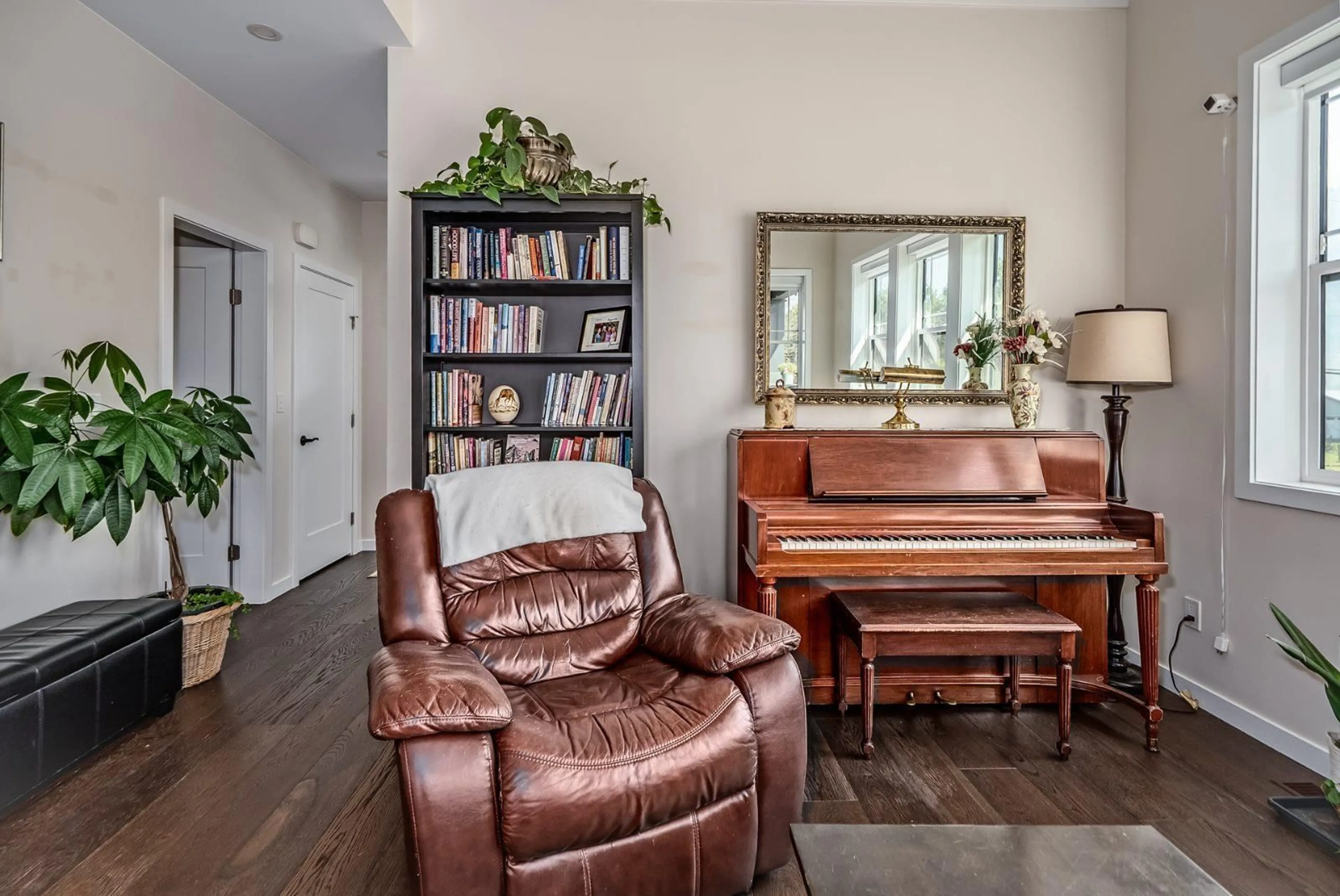 Living room with furniture, unknown for 483 ARNOLD ROAD, Abbotsford British Columbia V3G1S4