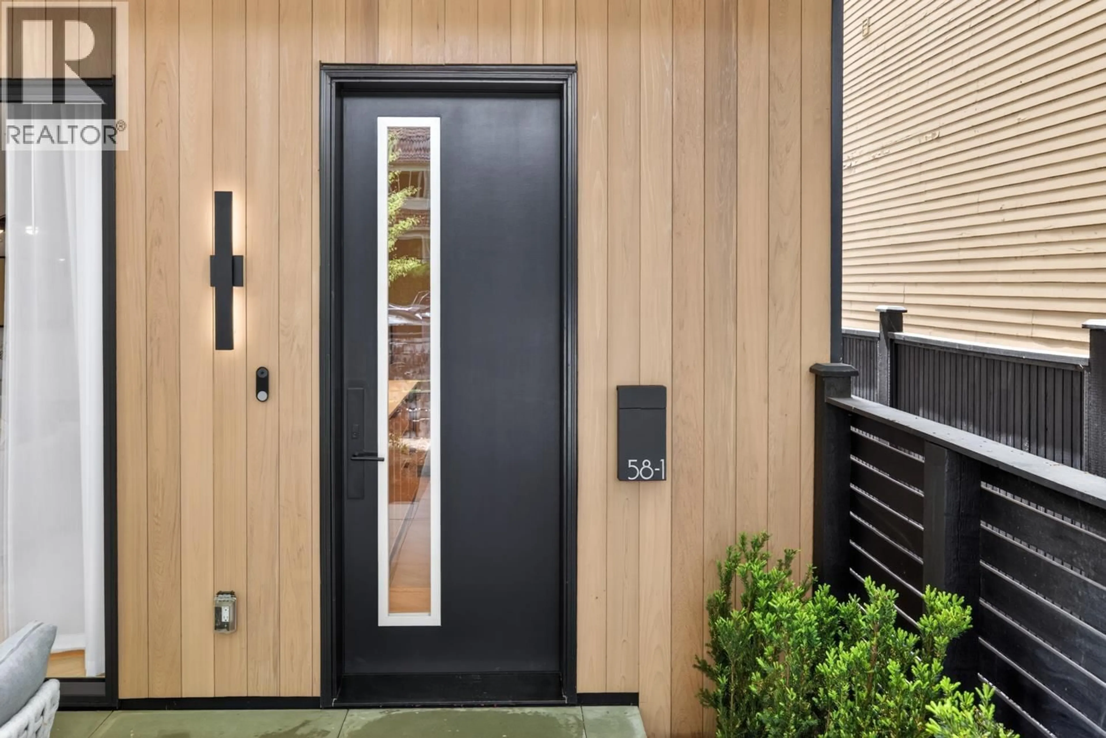 Indoor entryway for 1 - 58 40TH AVENUE, Vancouver British Columbia V5W1L4