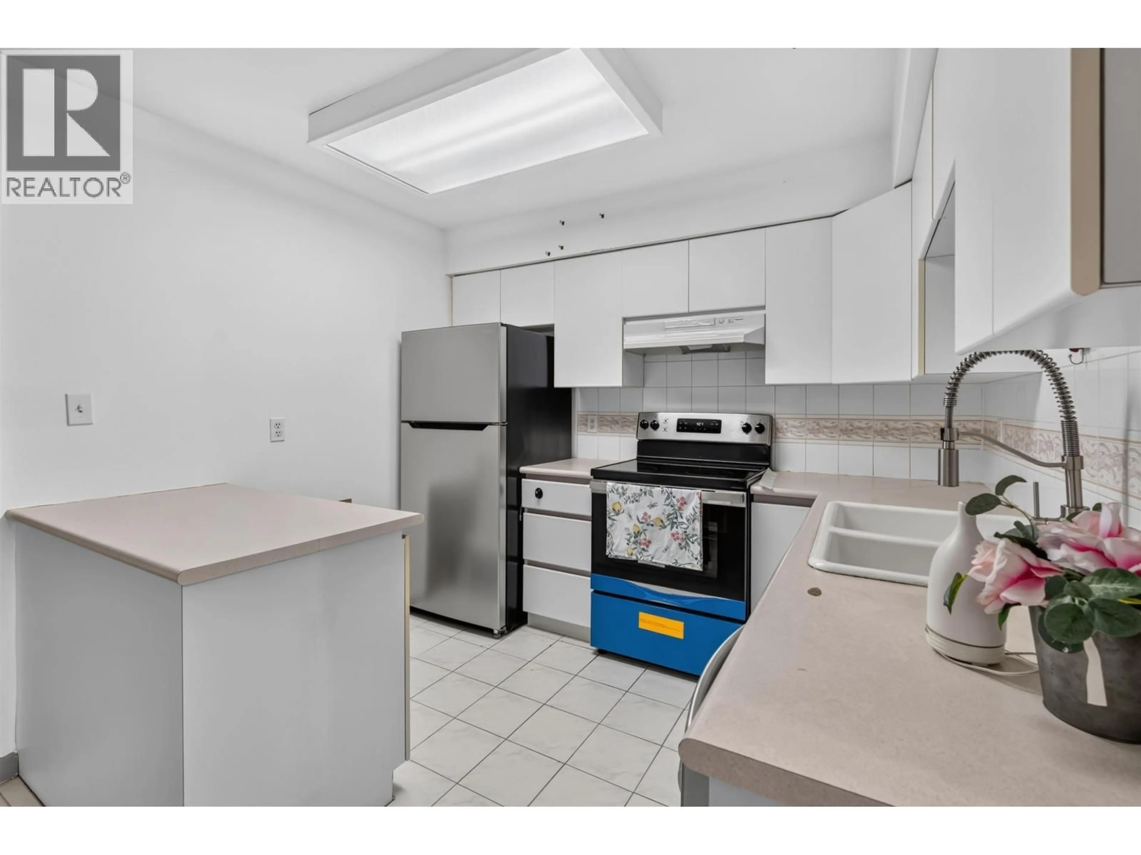 Standard kitchen, unknown for 109 - 5375 VICTORY STREET, Burnaby British Columbia V5J1T2