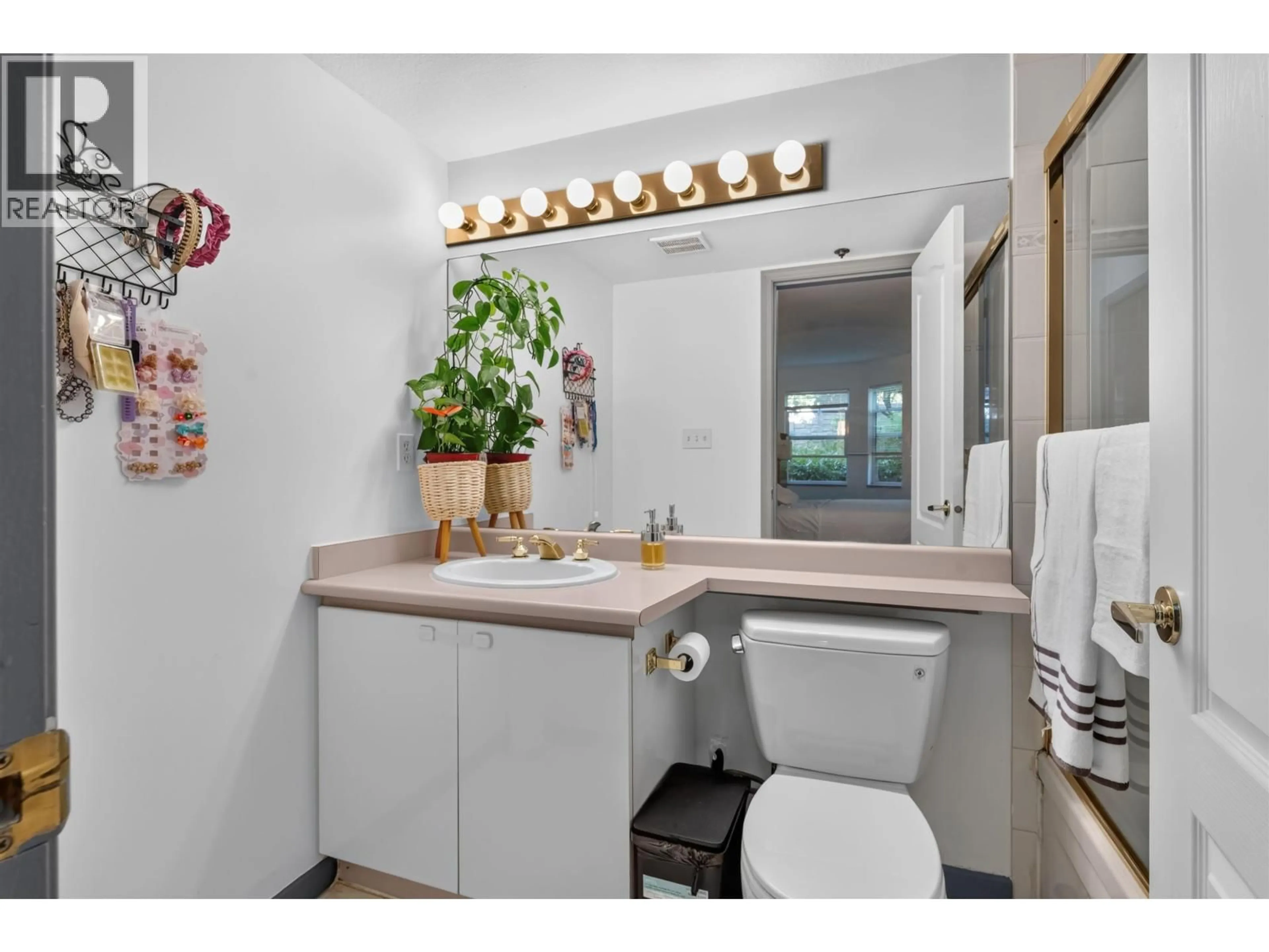 Standard bathroom, ceramic/tile floor for 109 - 5375 VICTORY STREET, Burnaby British Columbia V5J1T2