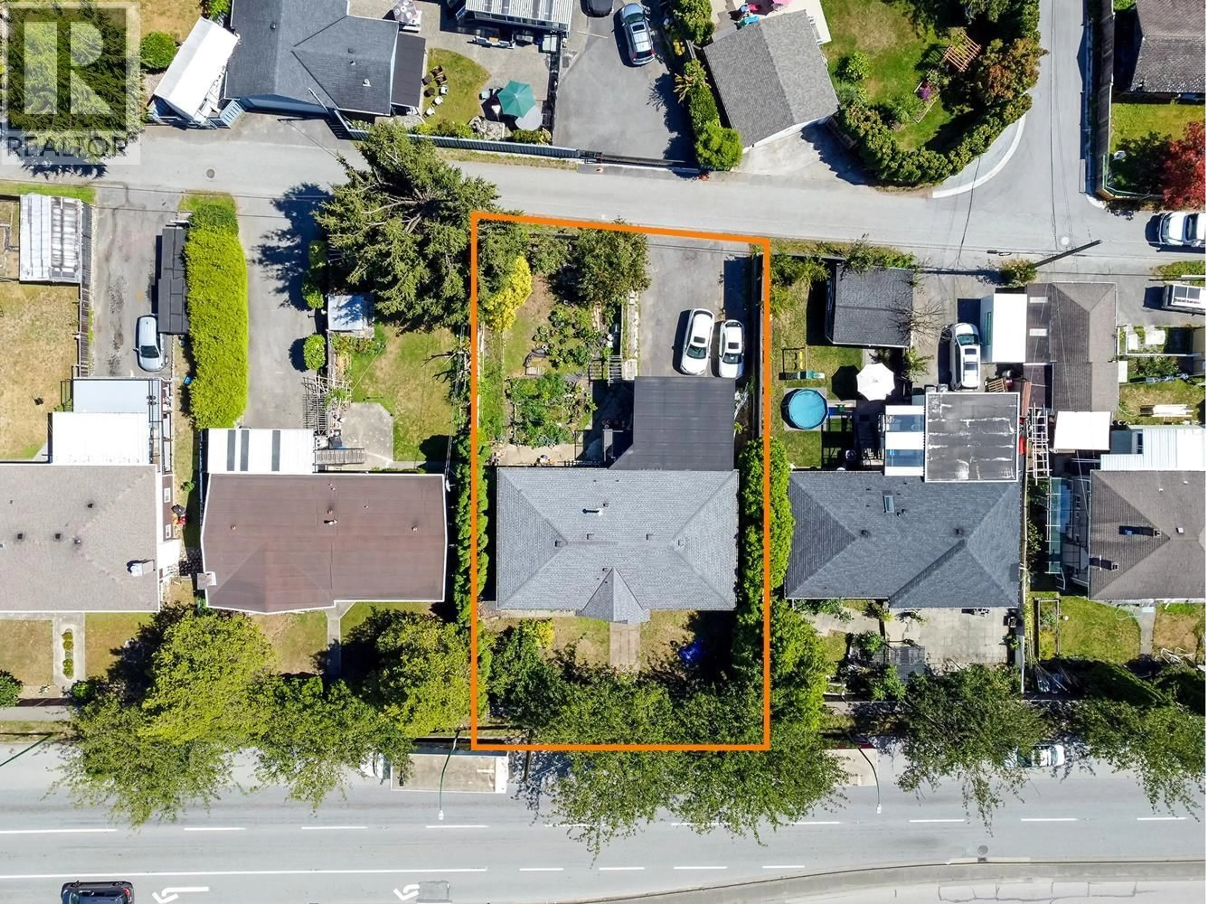 A pic from outside/outdoor area/front of a property/back of a property/a pic from drone, street for 4560 BOUNDARY ROAD, Burnaby British Columbia V5R2N4