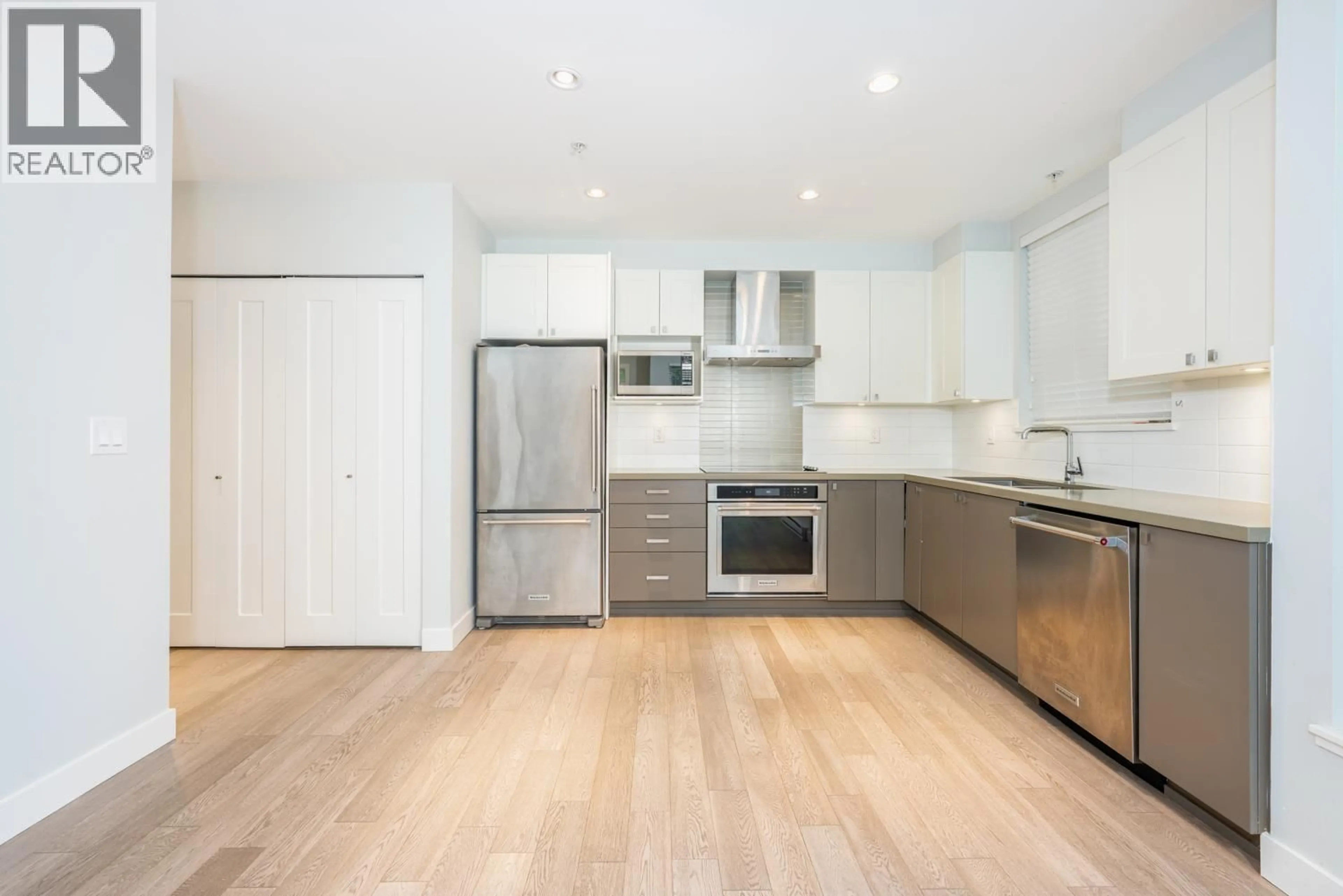 Open concept kitchen, wood/laminate floor for 5 - 3221 NOEL DRIVE, Burnaby British Columbia V3J0H3