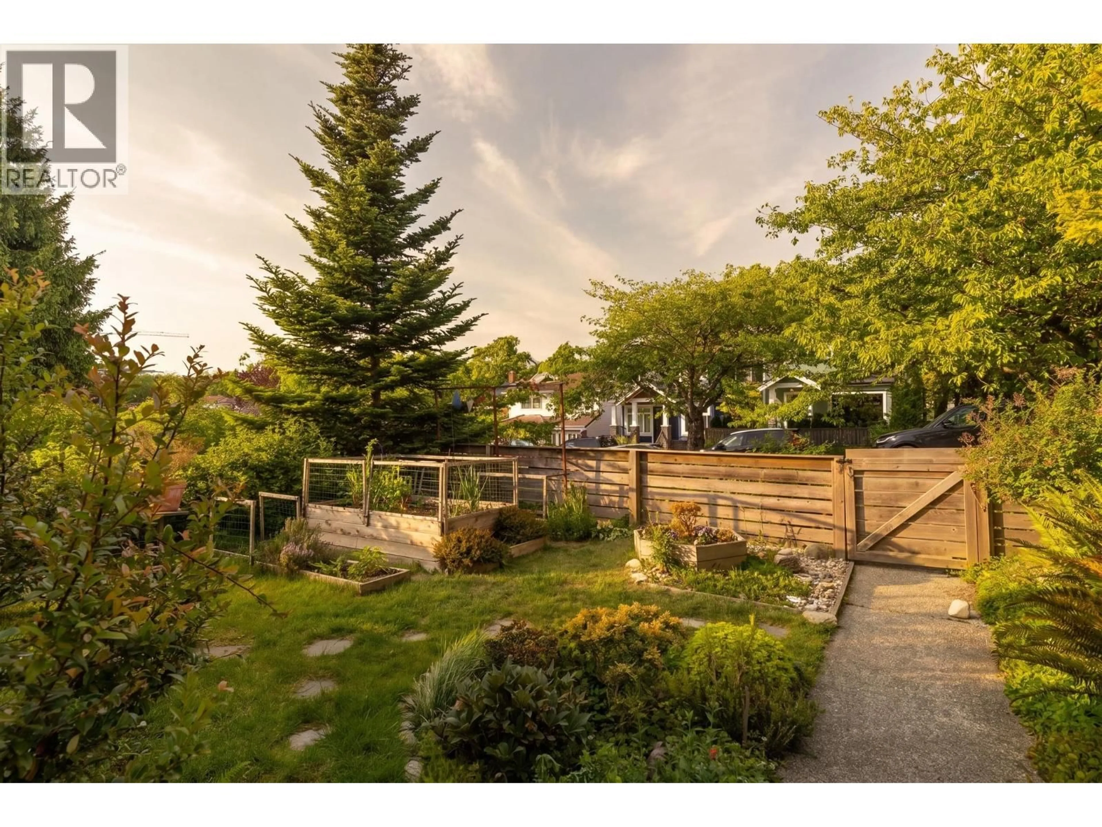 A pic from outside/outdoor area/front of a property/back of a property/a pic from drone, street for 2554 7TH AVENUE, Vancouver British Columbia V5M1T4