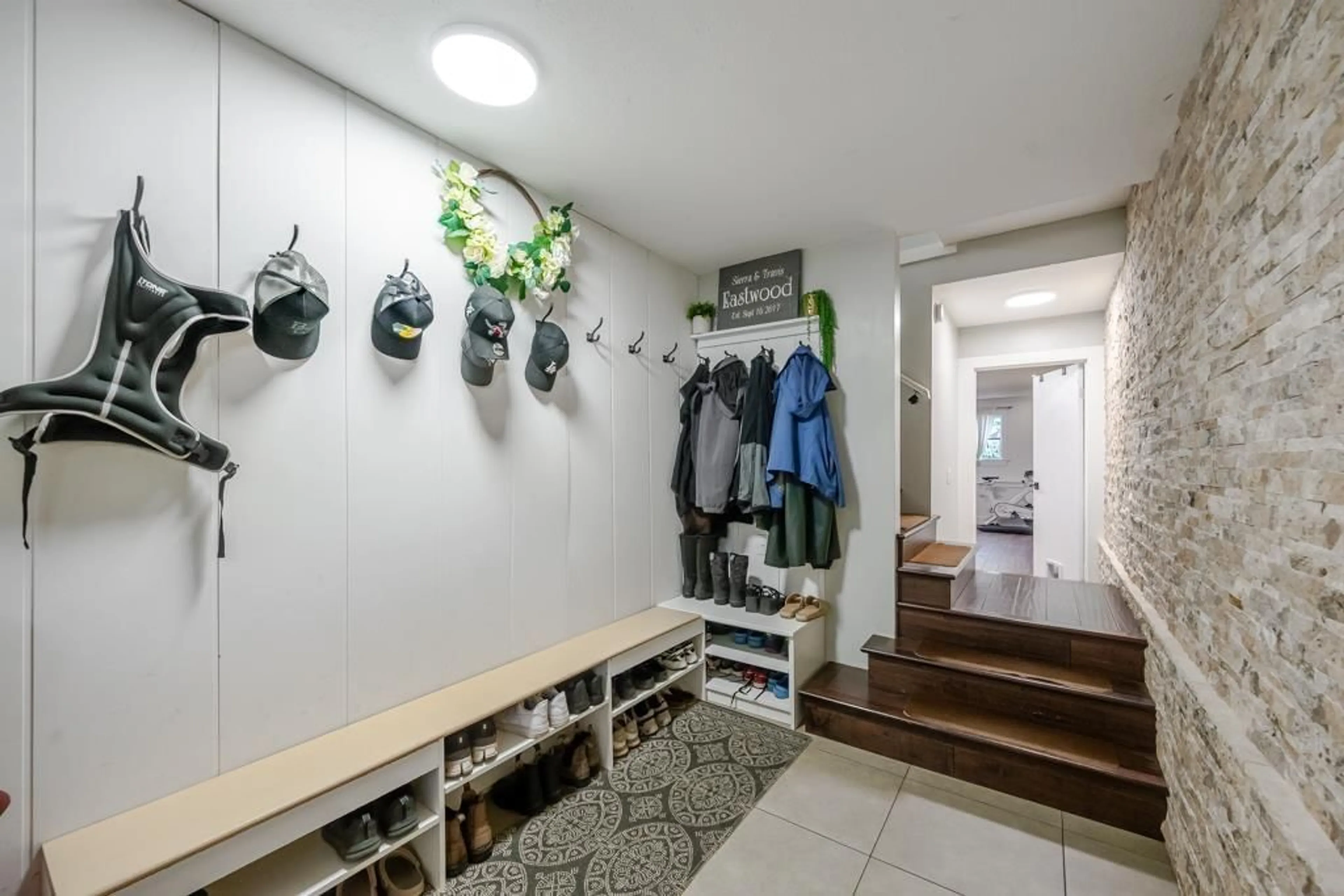 Indoor entryway for 33121 MYRTLE AVENUE, Mission British Columbia V2V4R6
